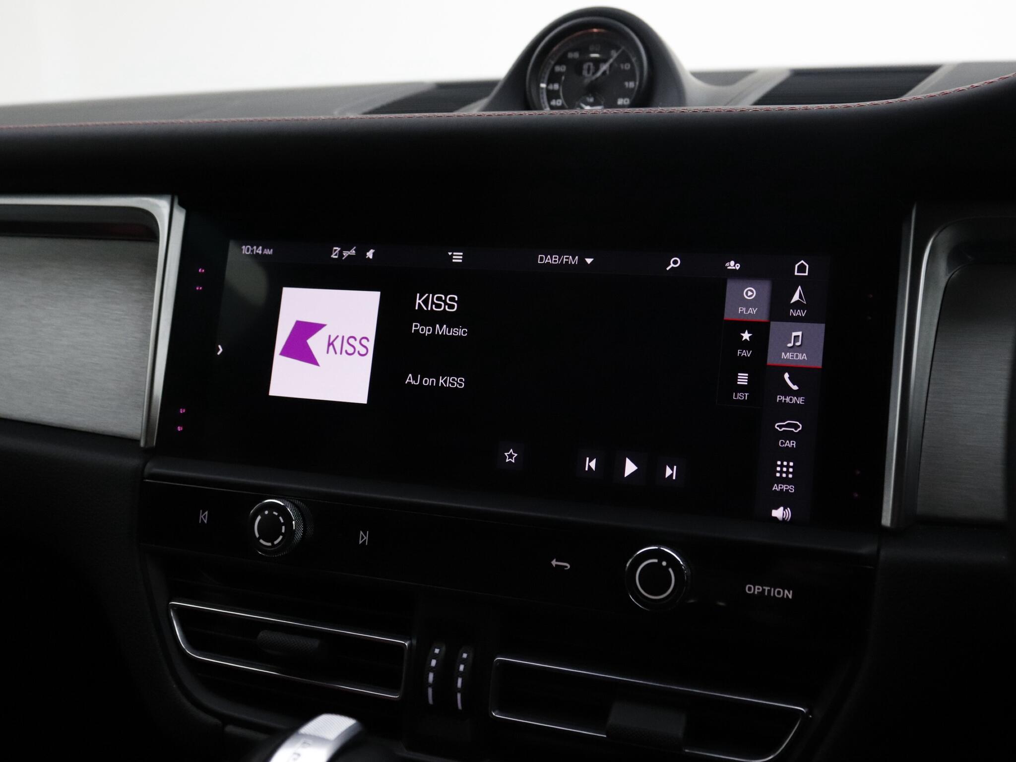 Porsche Macan view 25