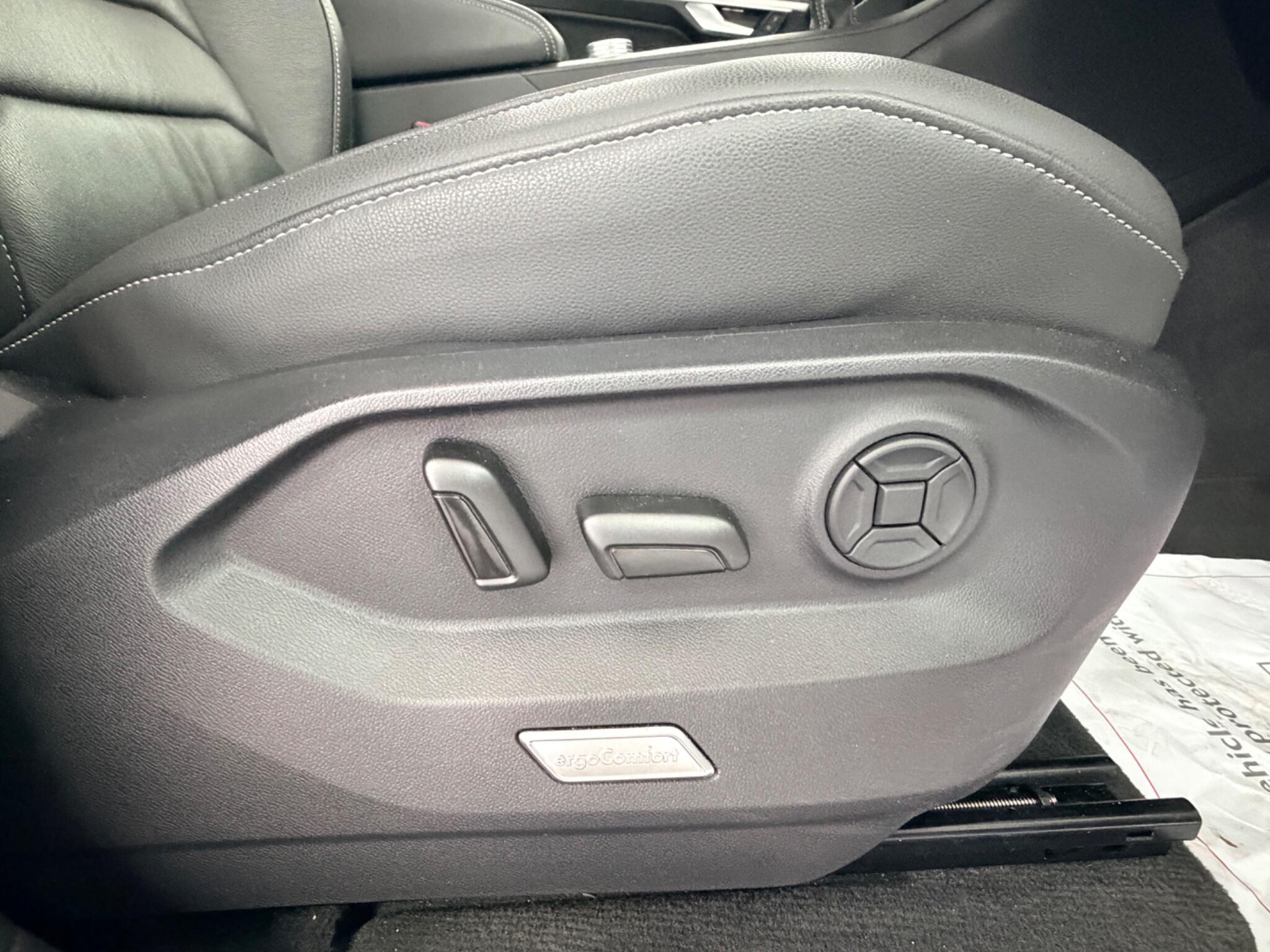 Volkswagen Touareg view 14