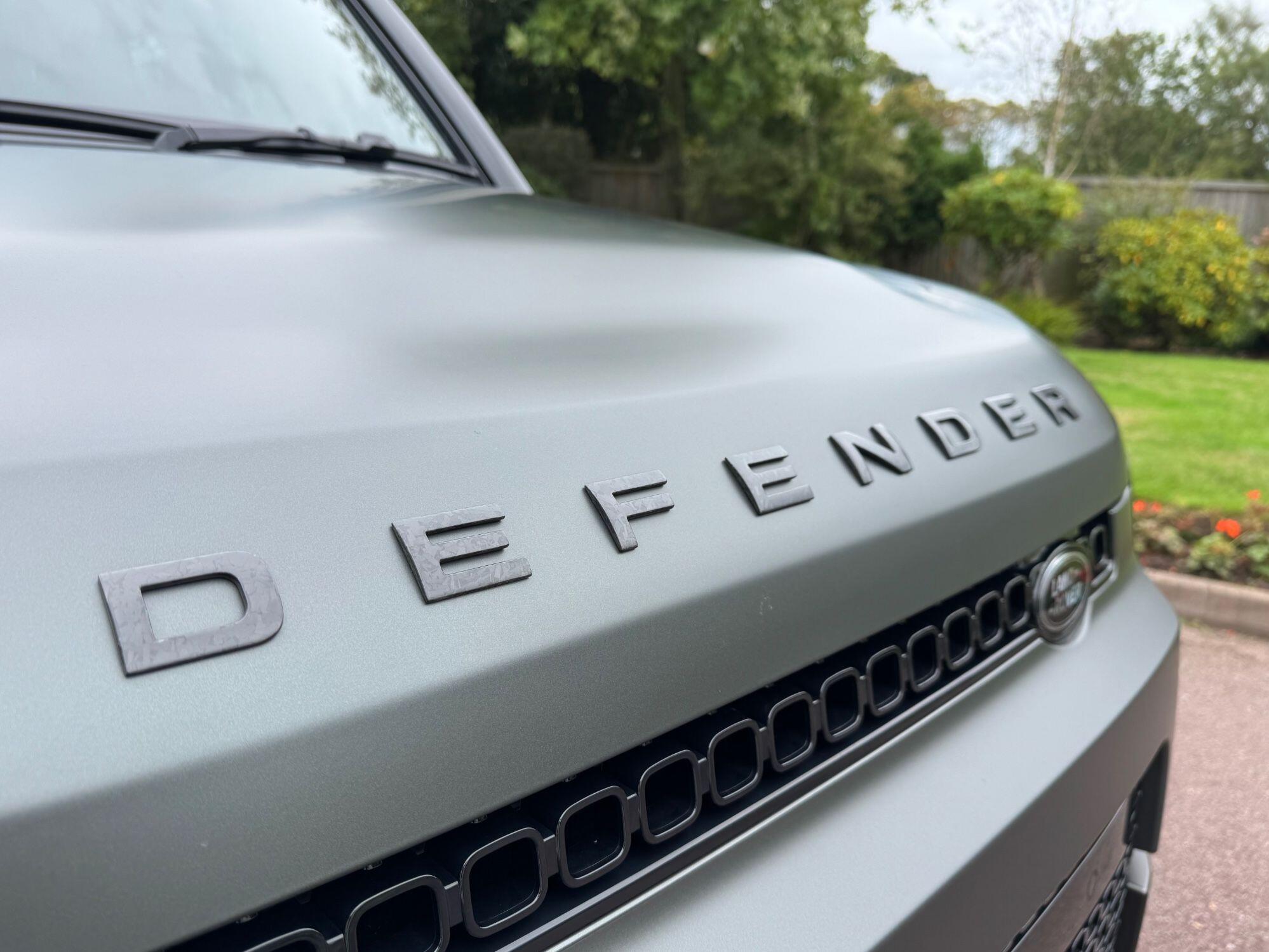 Land Rover Defender 110 view 18