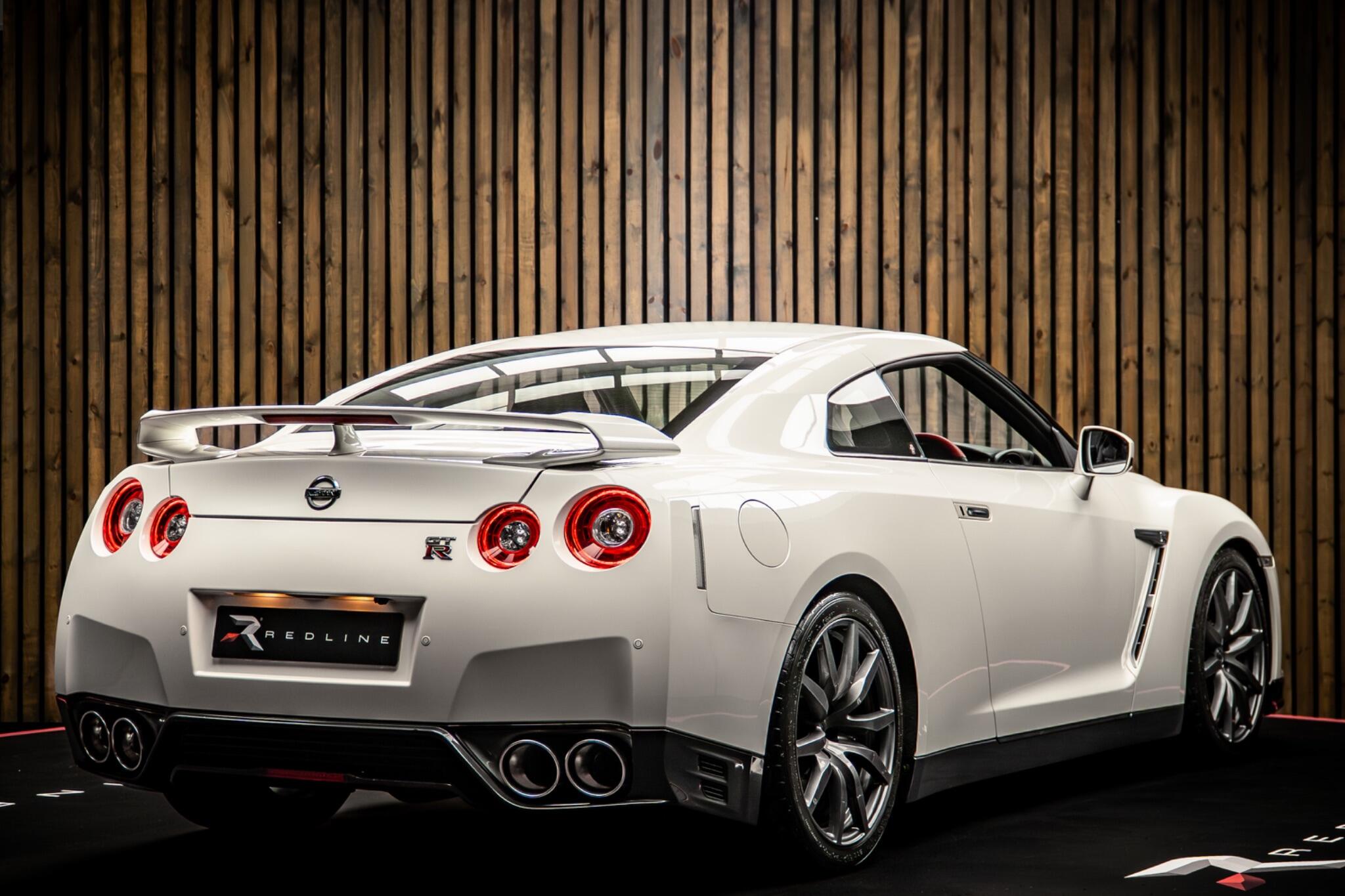 Nissan GT-R view 4