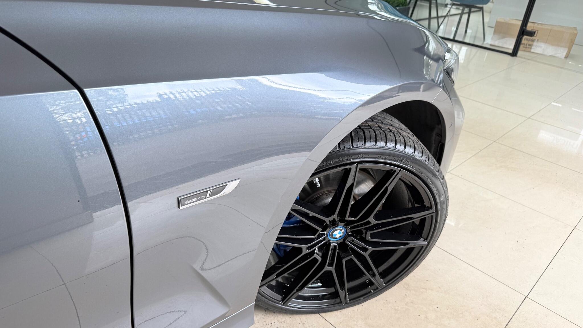 BMW 3 Series view 26