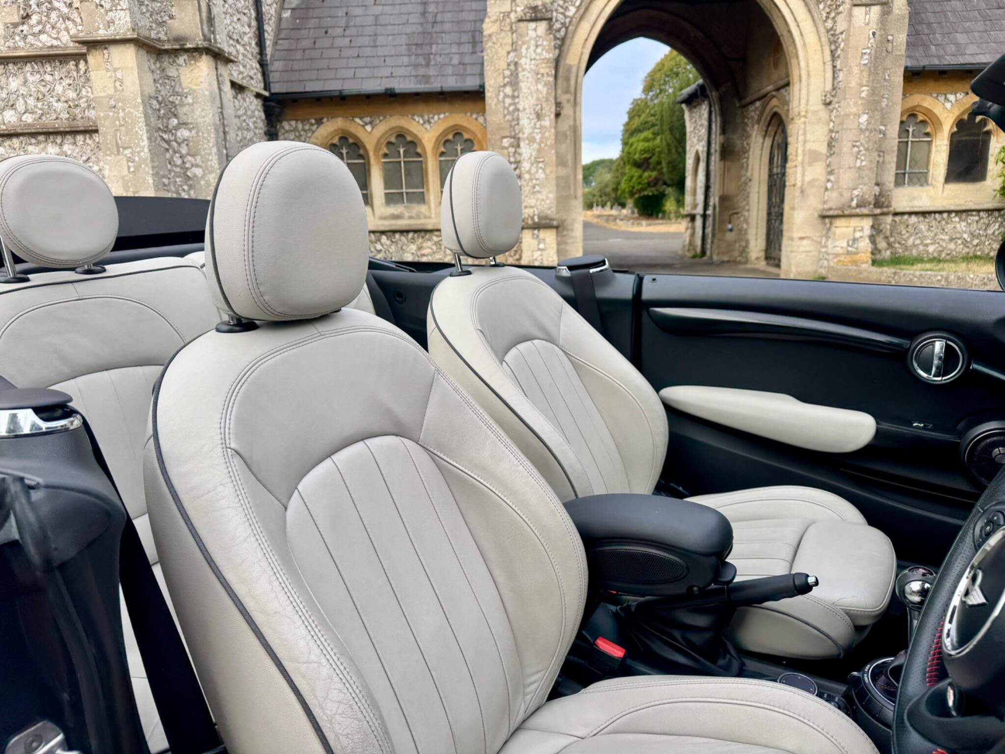 Mini Convertible view 37
