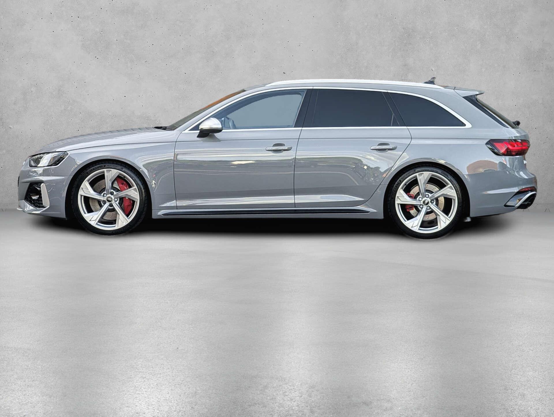 Audi RS4 view 4