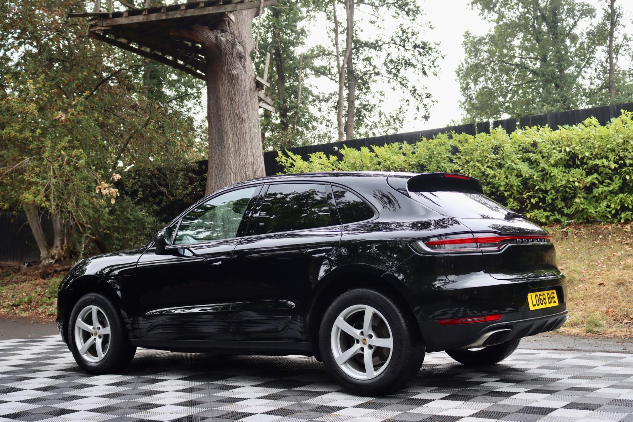 Porsche Macan view 35