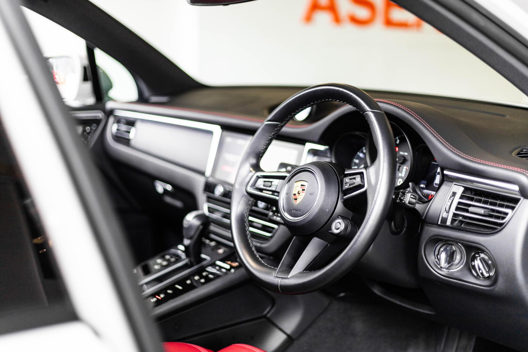 Porsche Macan view 14