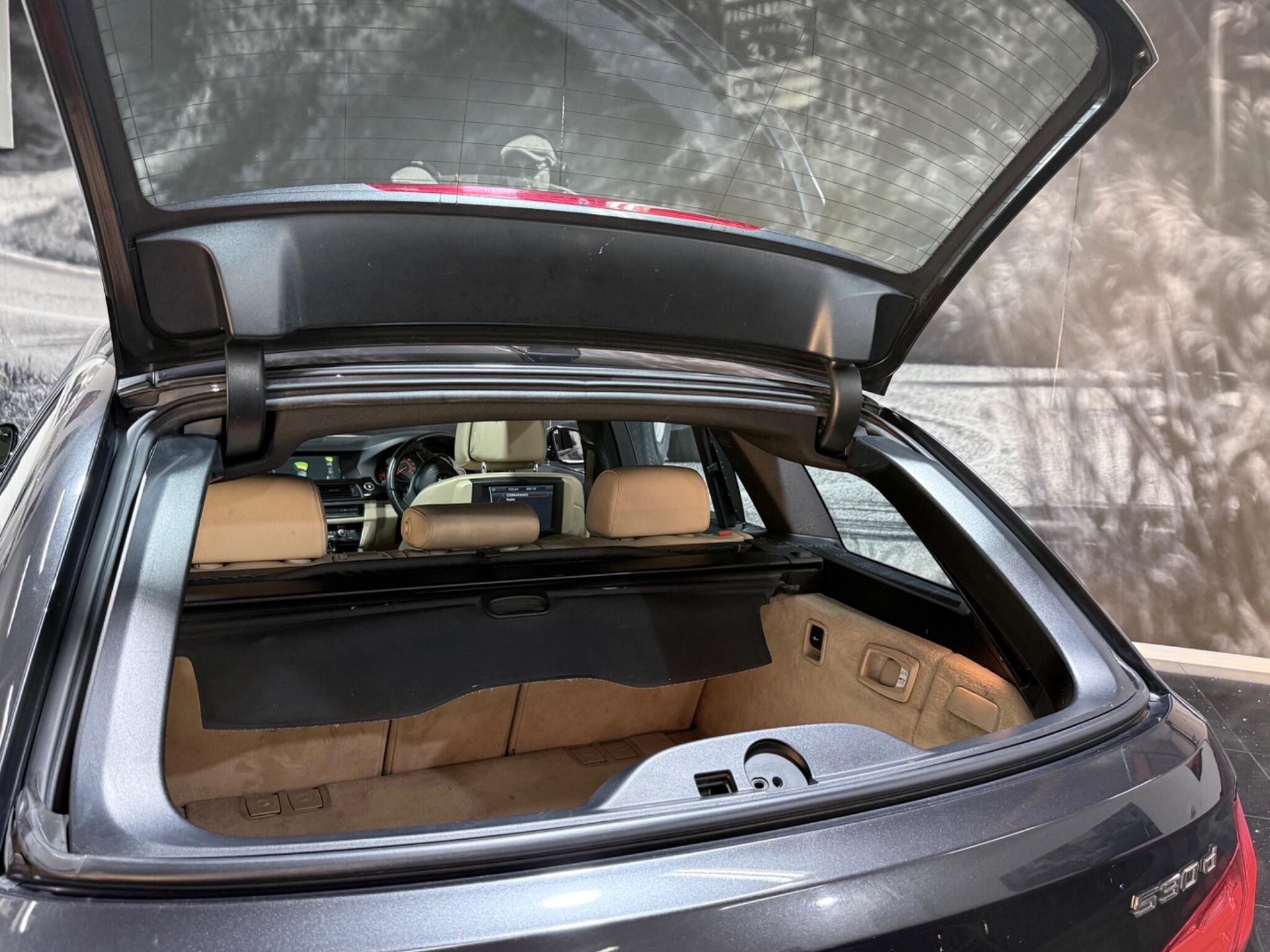 BMW 5 Series view 26