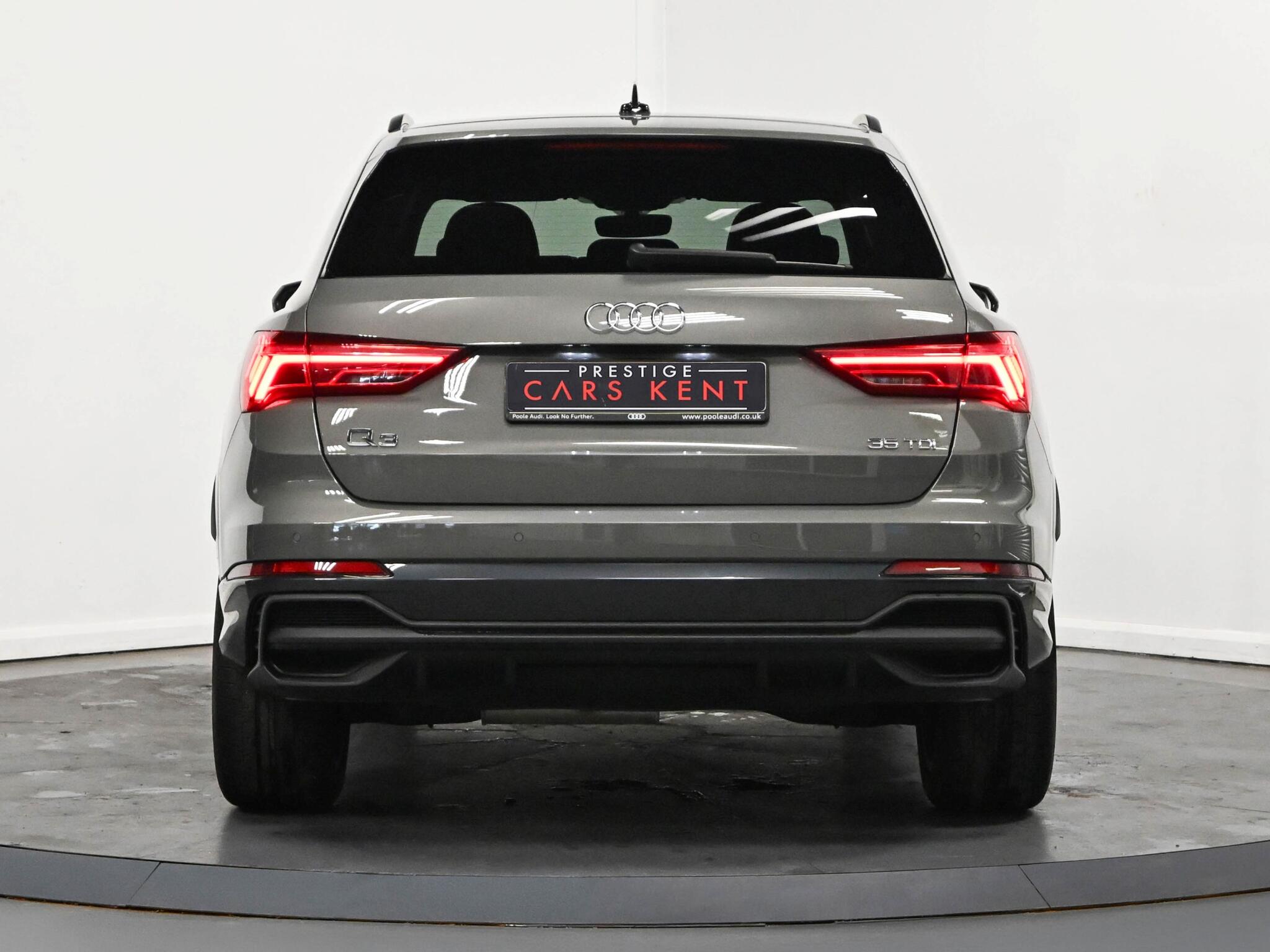 Audi Q3 view 21