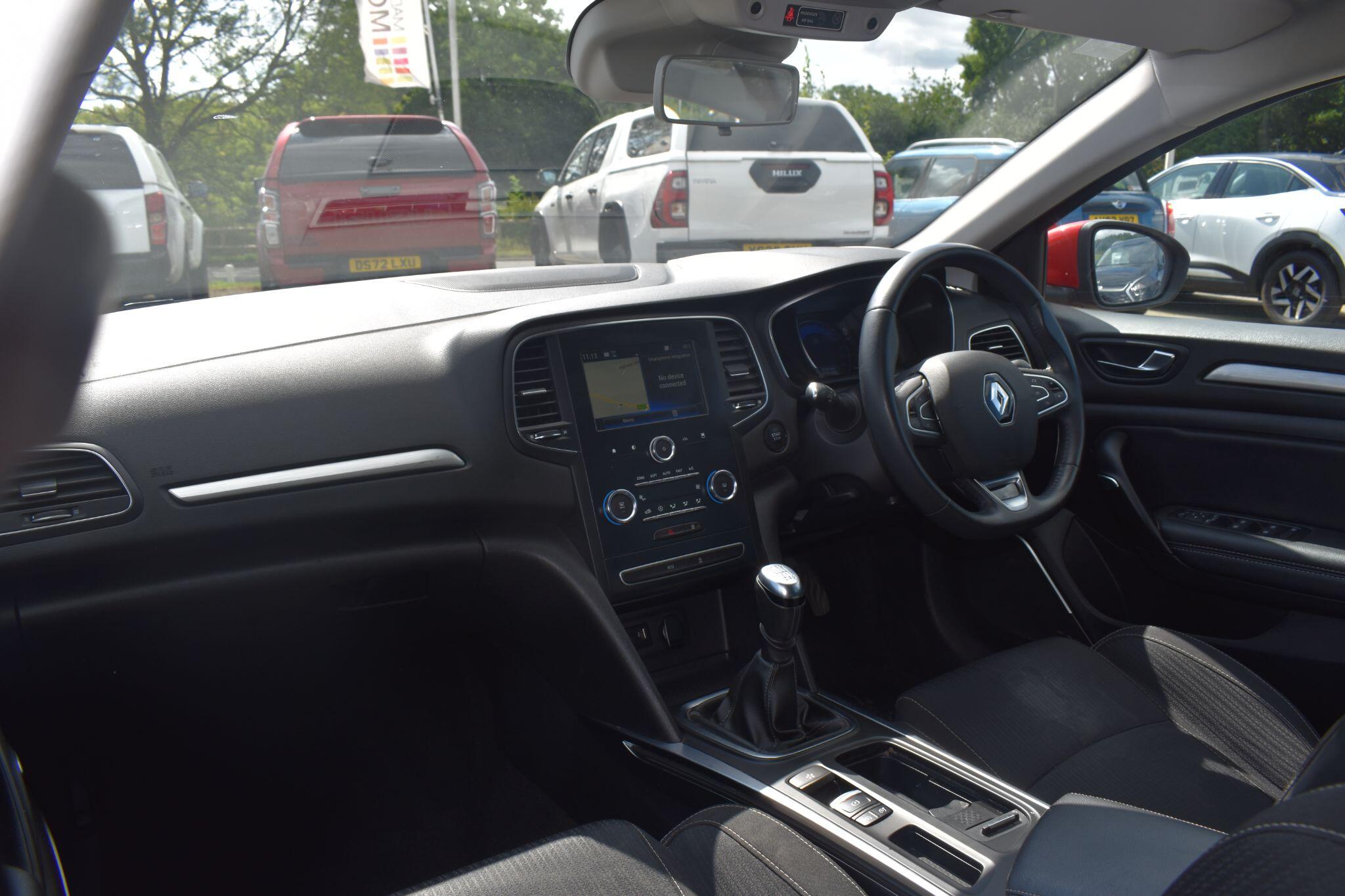 Megane - 1.3 TCe Iconic Sport Tourer Euro 6 (s/s) 5dr - Image 4