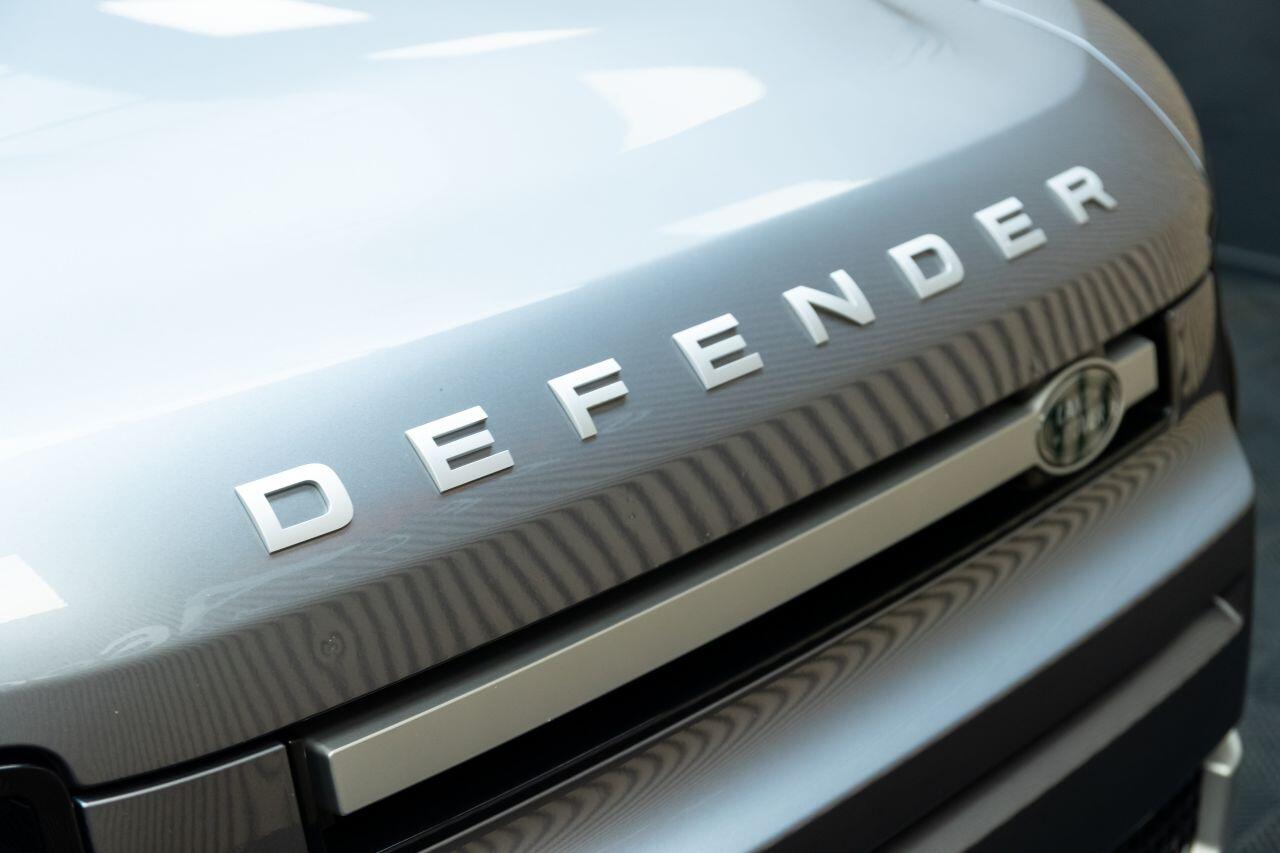 Land Rover Defender 110 view 42