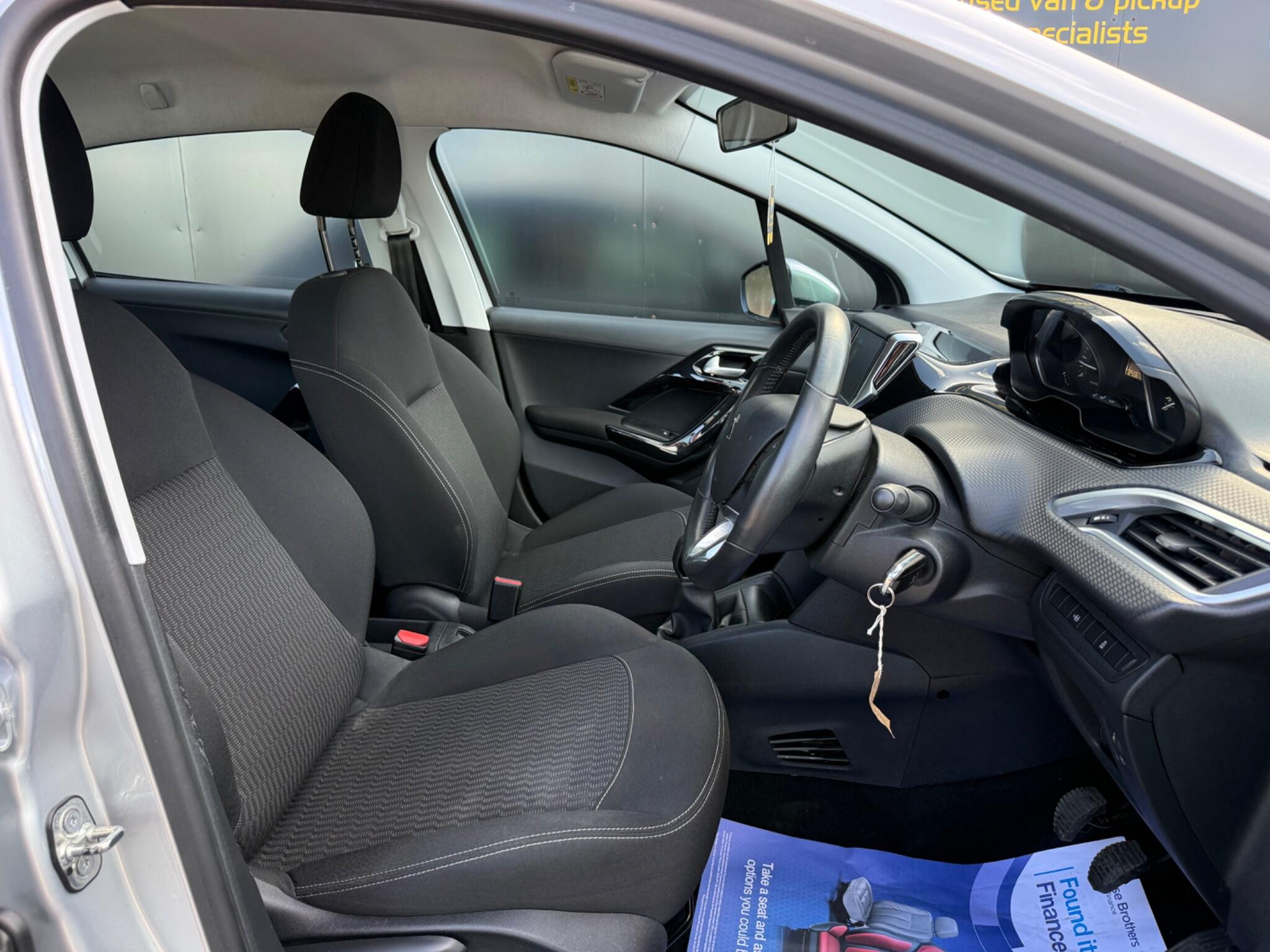 Peugeot 208 view 17