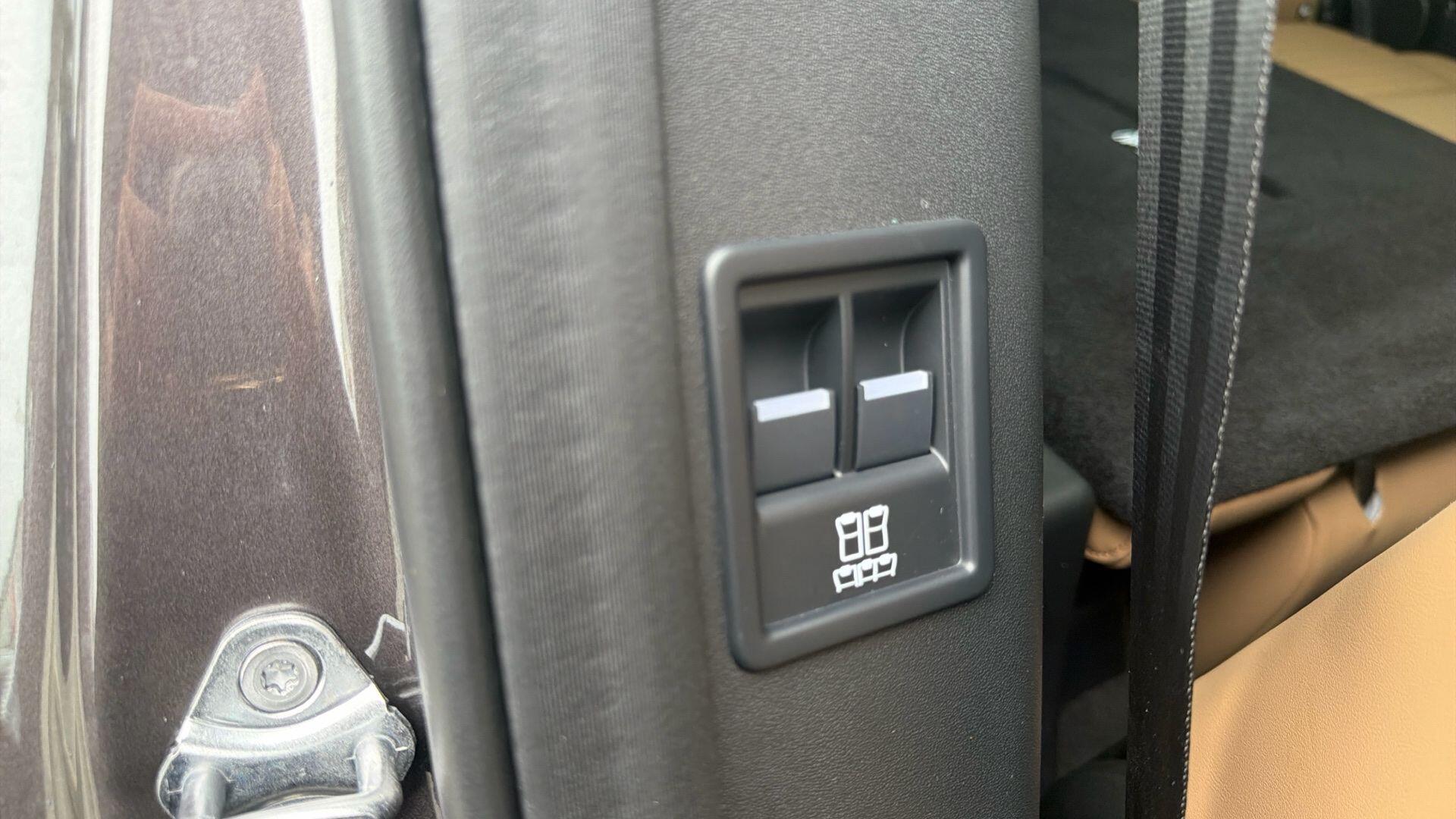 Land Rover Discovery view 17