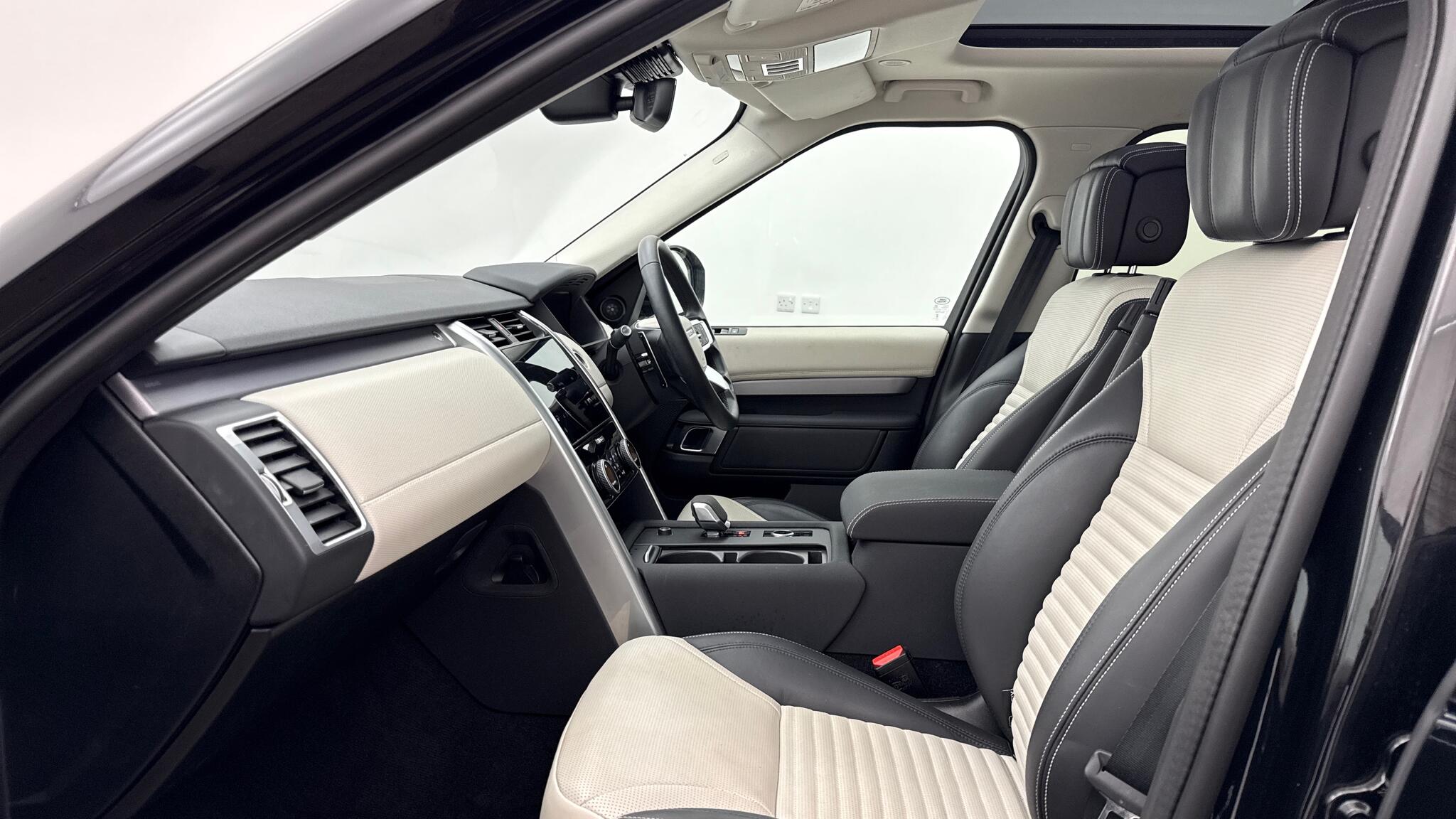 Land Rover Discovery view 3