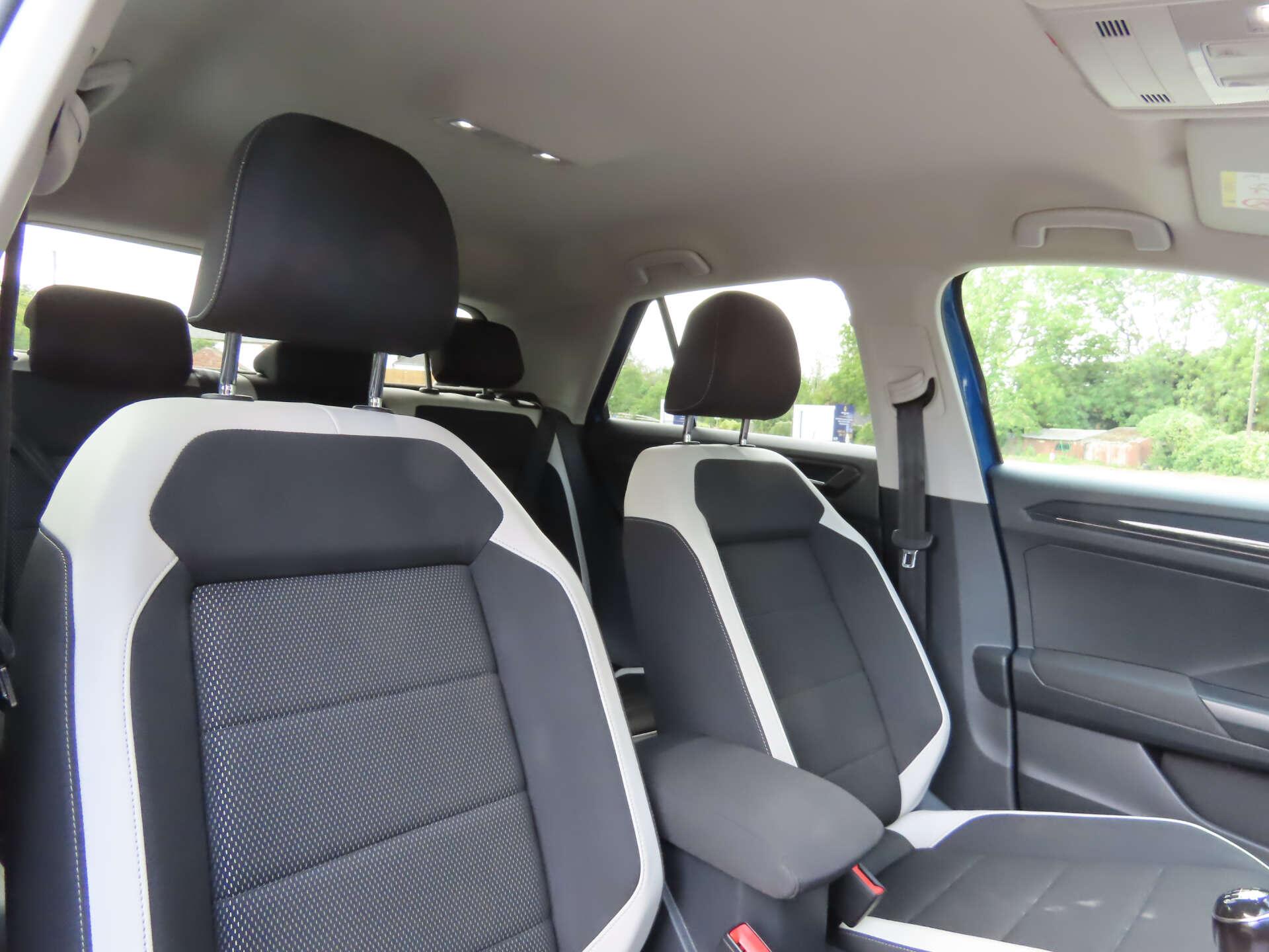 Volkswagen T-Roc view 9