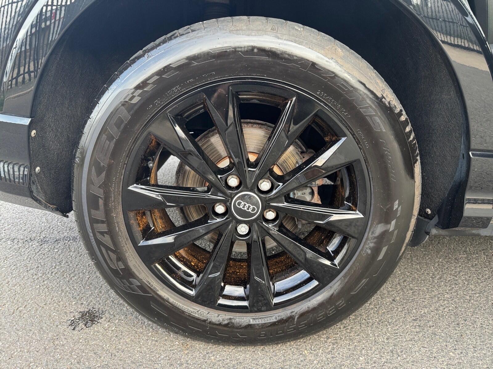 Audi Q3 view 21
