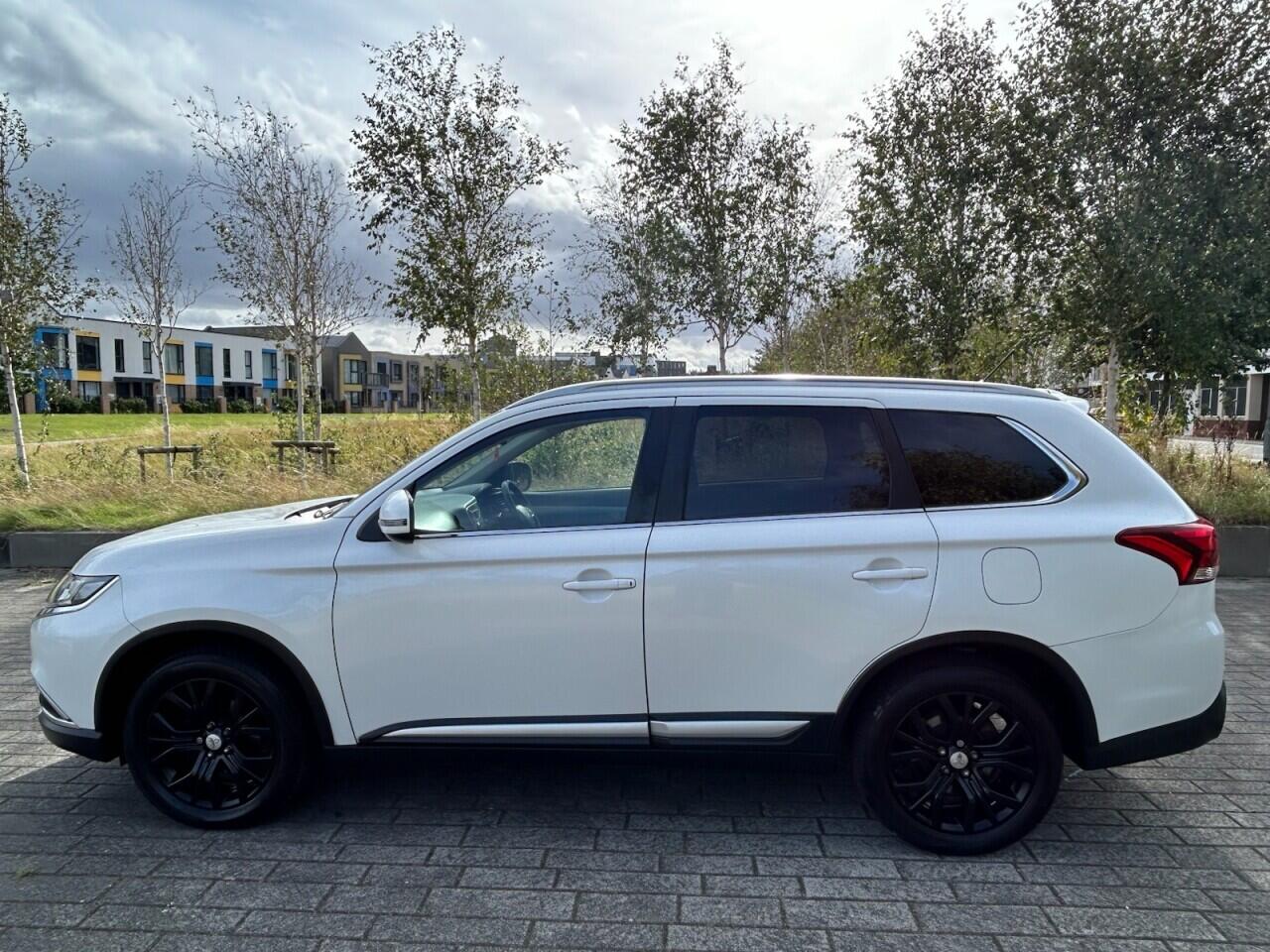 Mitsubishi Outlander view 16