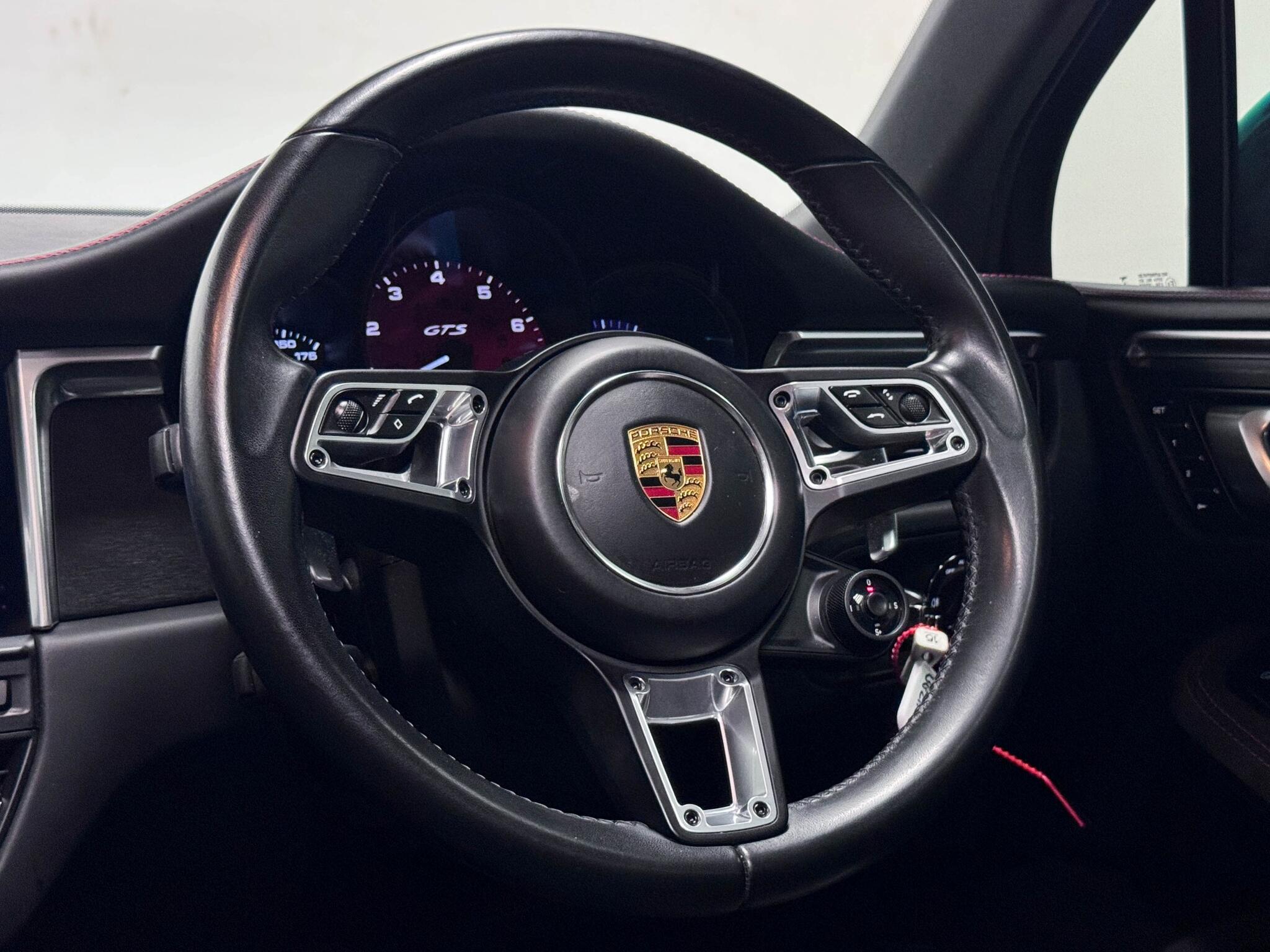 Porsche Macan view 17