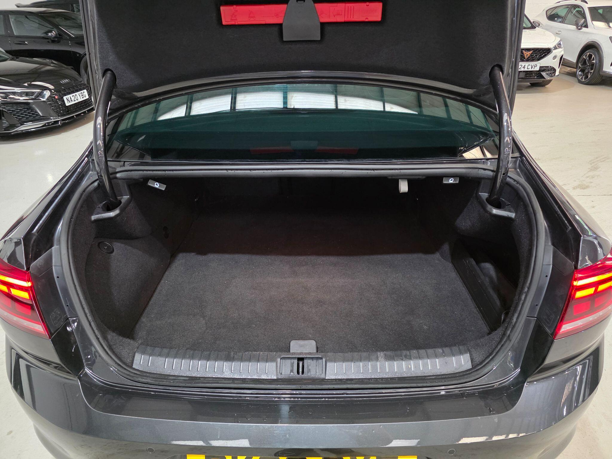 Volkswagen Passat view 28
