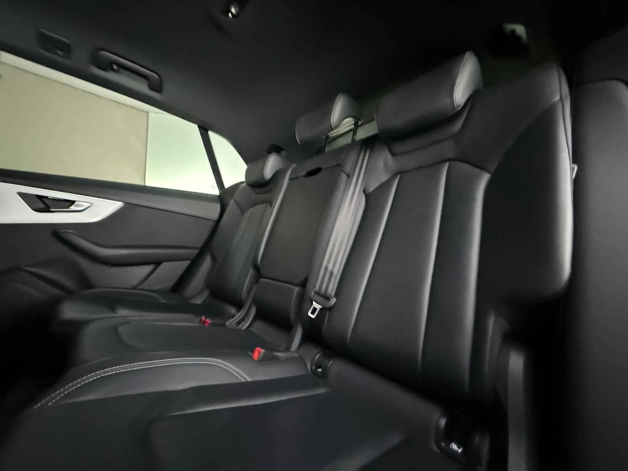 Audi Q8 view 45