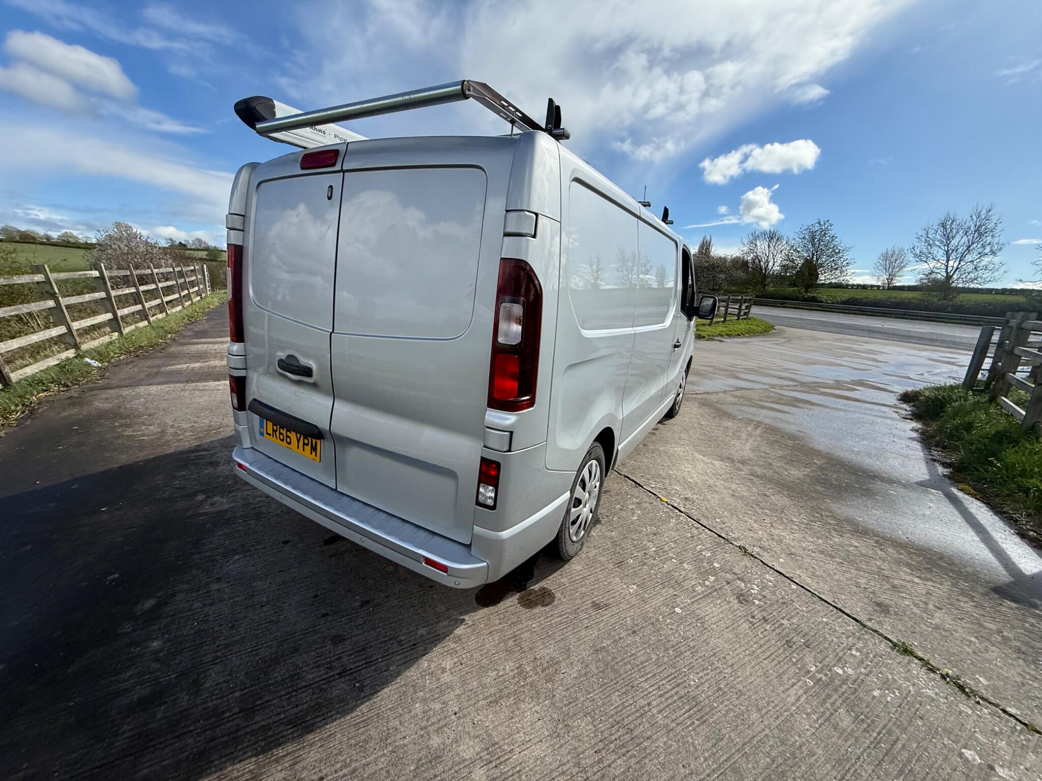 Vauxhall Vivaro 1.6 CDTi 2900 BiTurbo Sportive L1 H1 Euro 6 (s/s) 5dr — photo 27 of 98