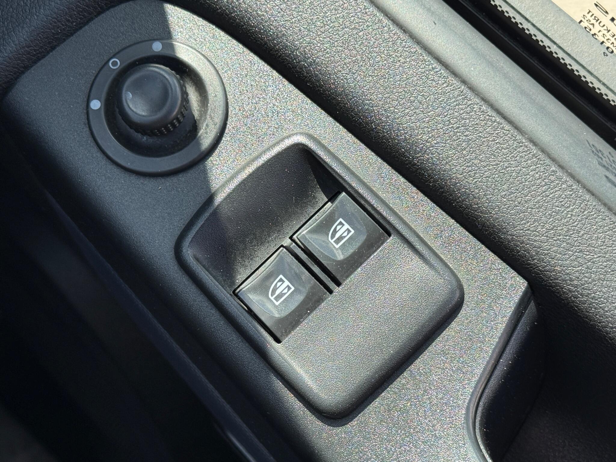 Vauxhall Vivaro - Image 65