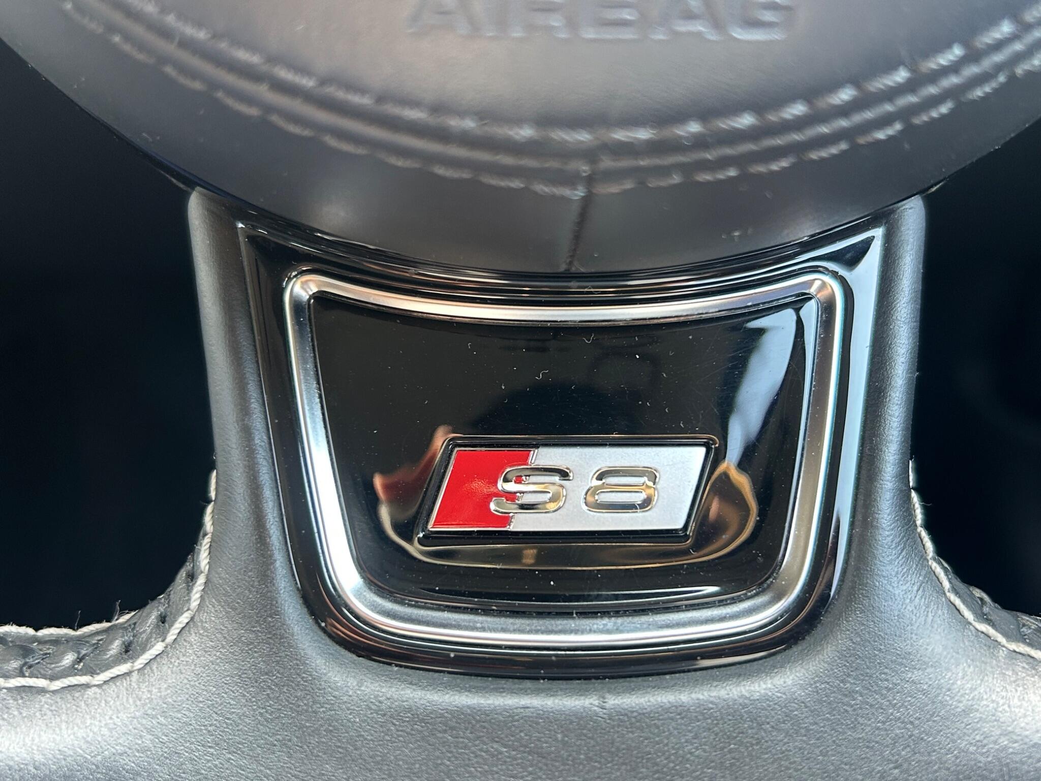 Audi S8 view 60