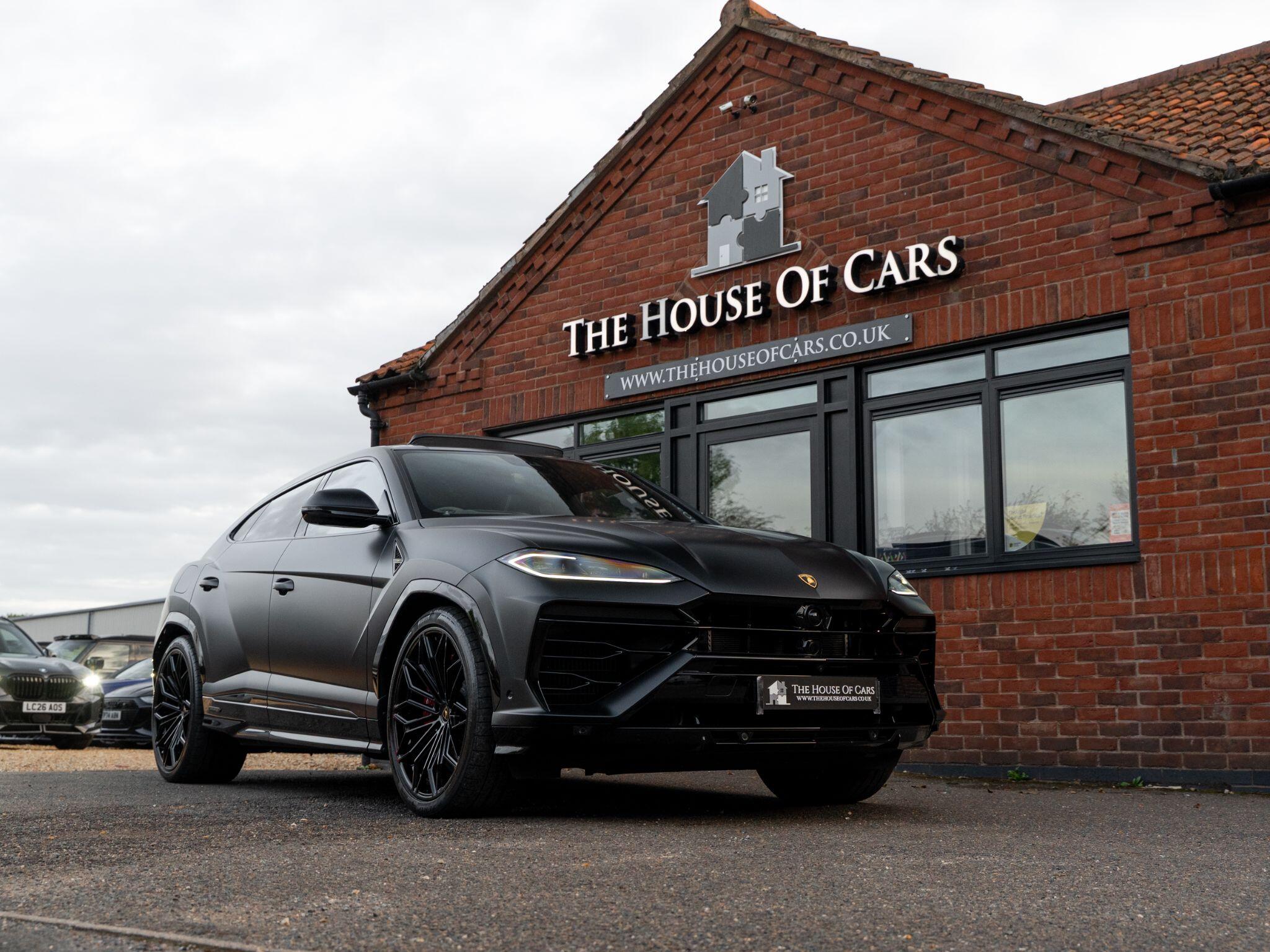 Lamborghini Urus view 3