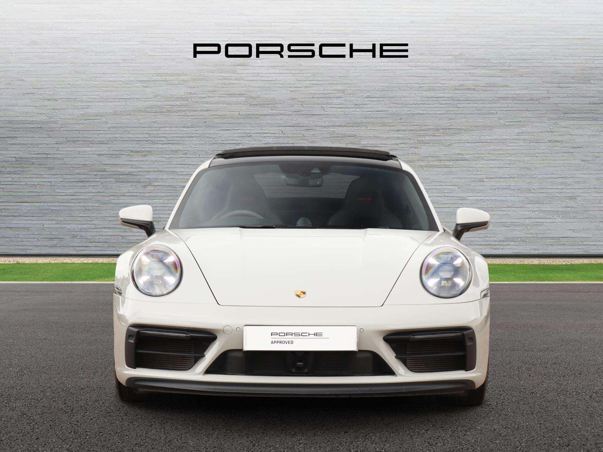 Porsche 911 view 7