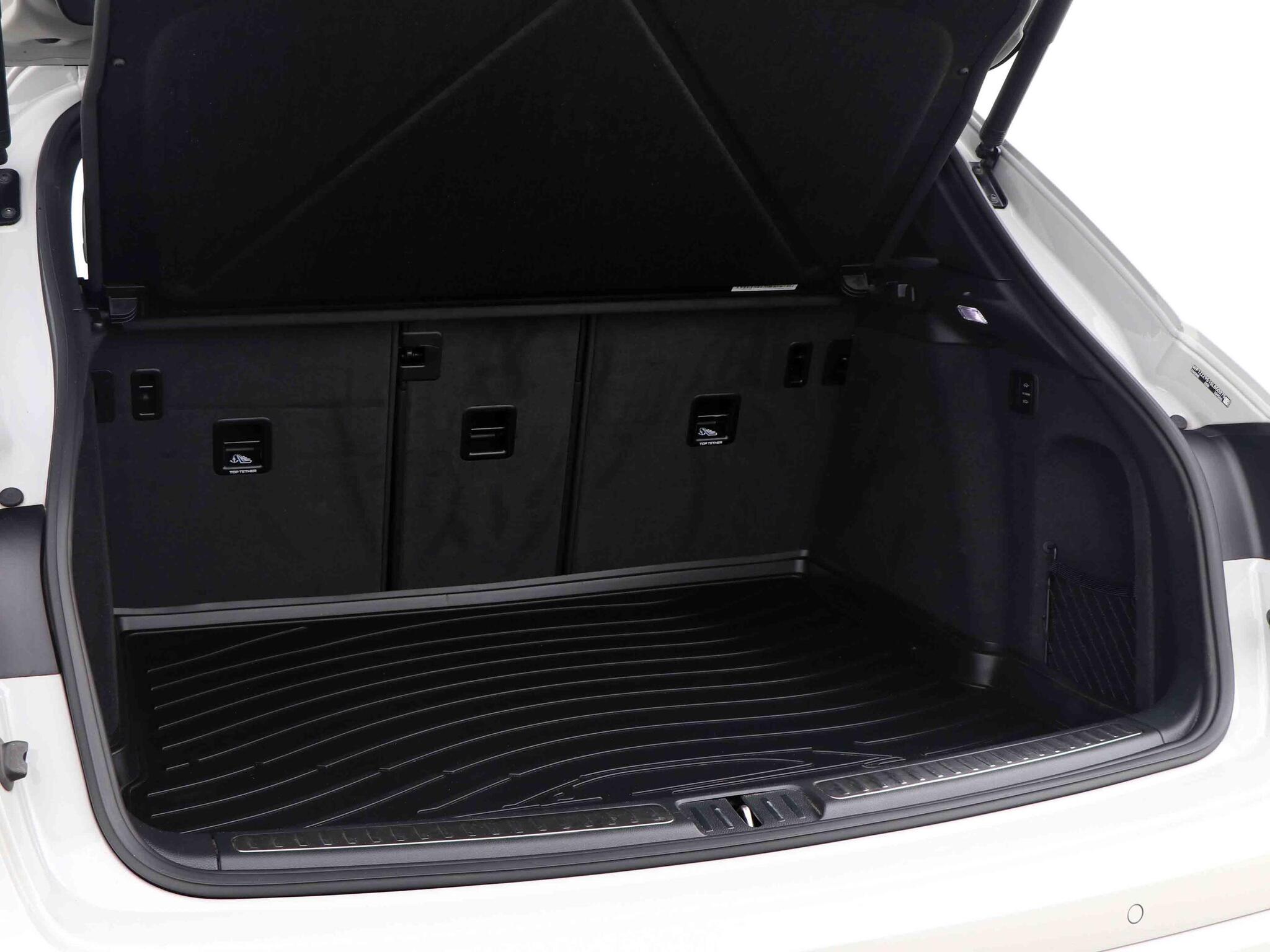 Porsche Macan view 30