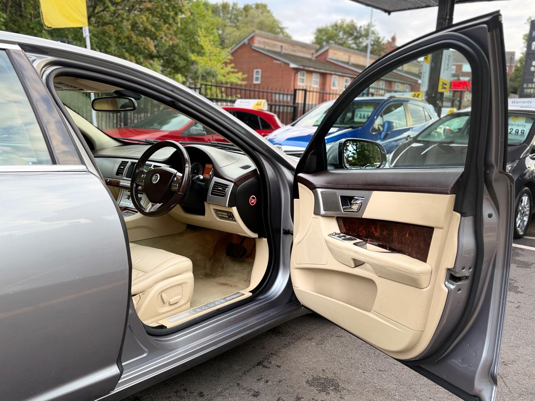Jaguar XF view 19