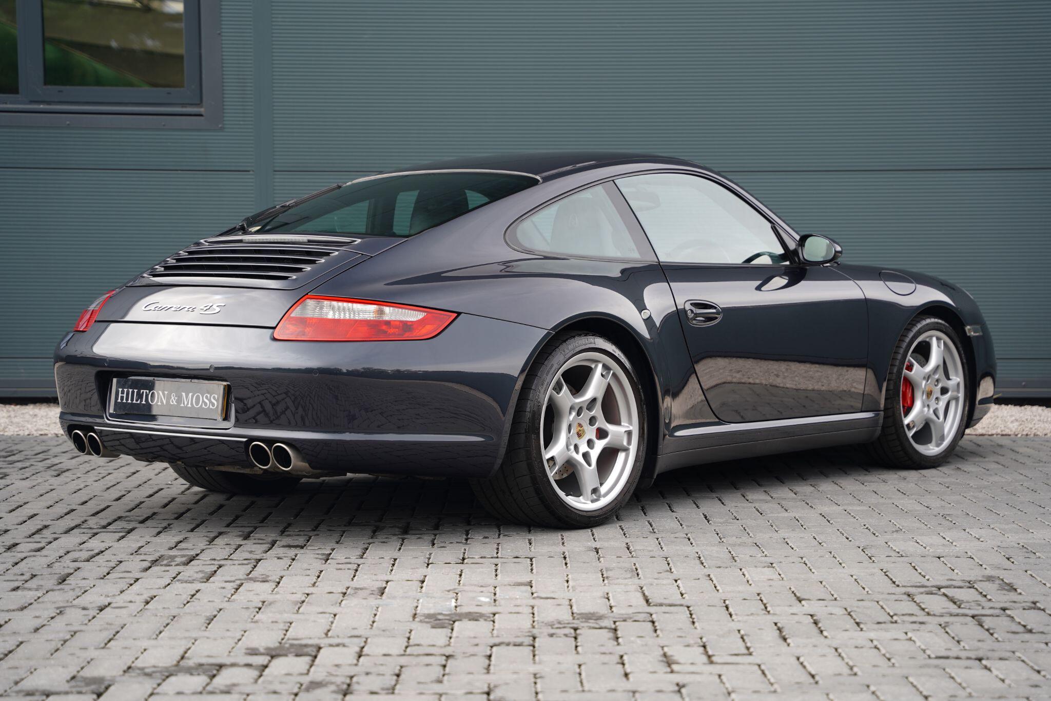 Porsche 911 view 5