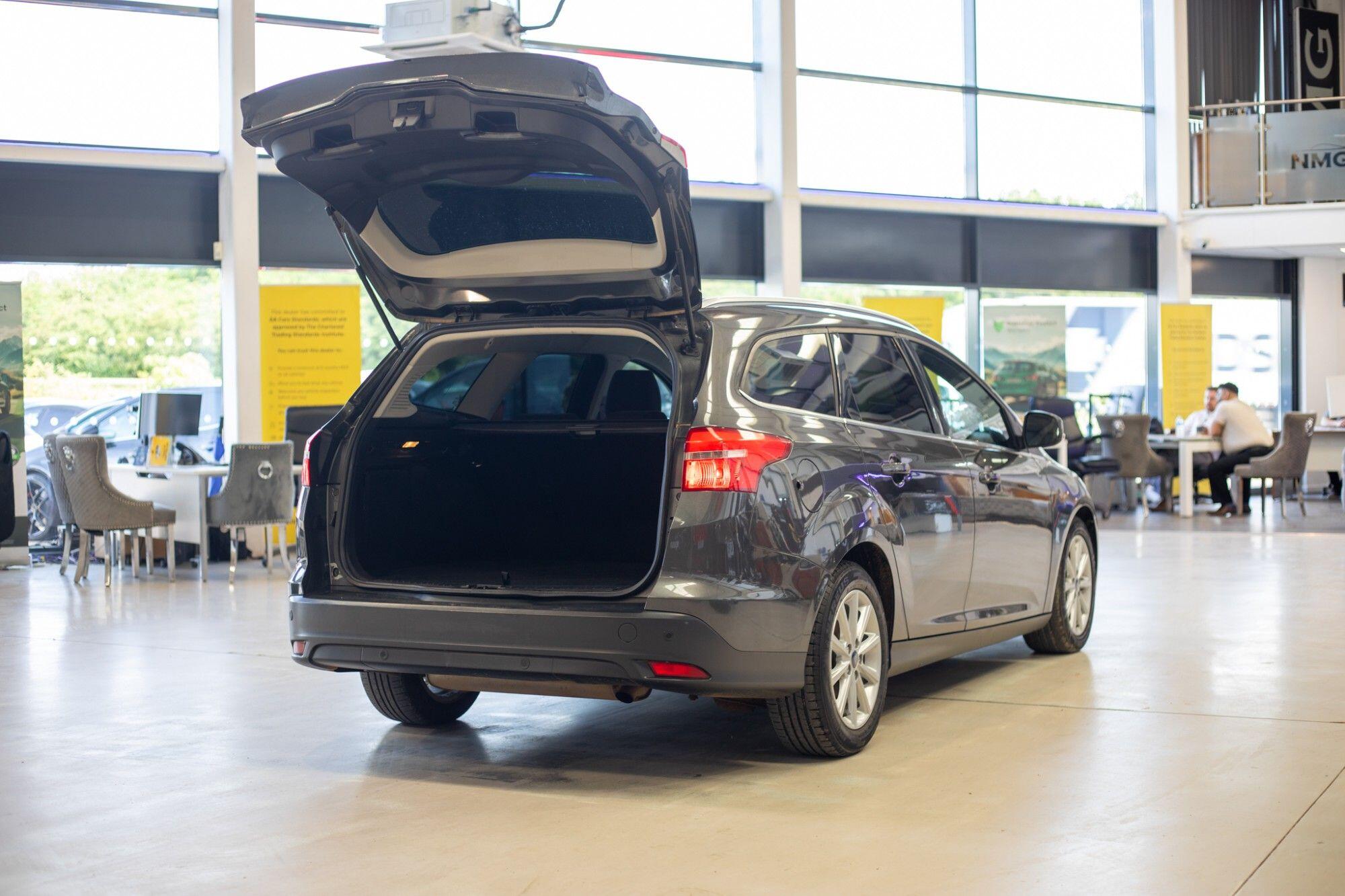 Ford Focus view 36