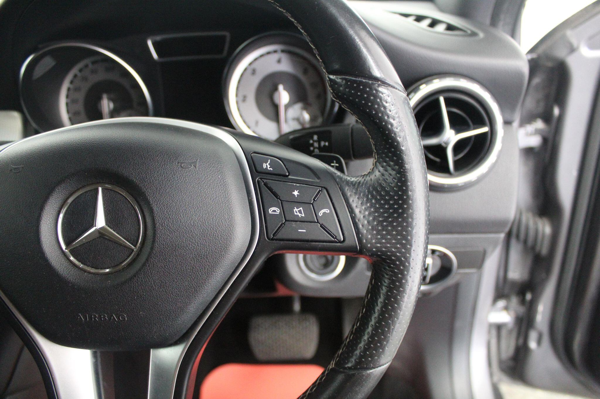 Mercedes-Benz Gla view 48