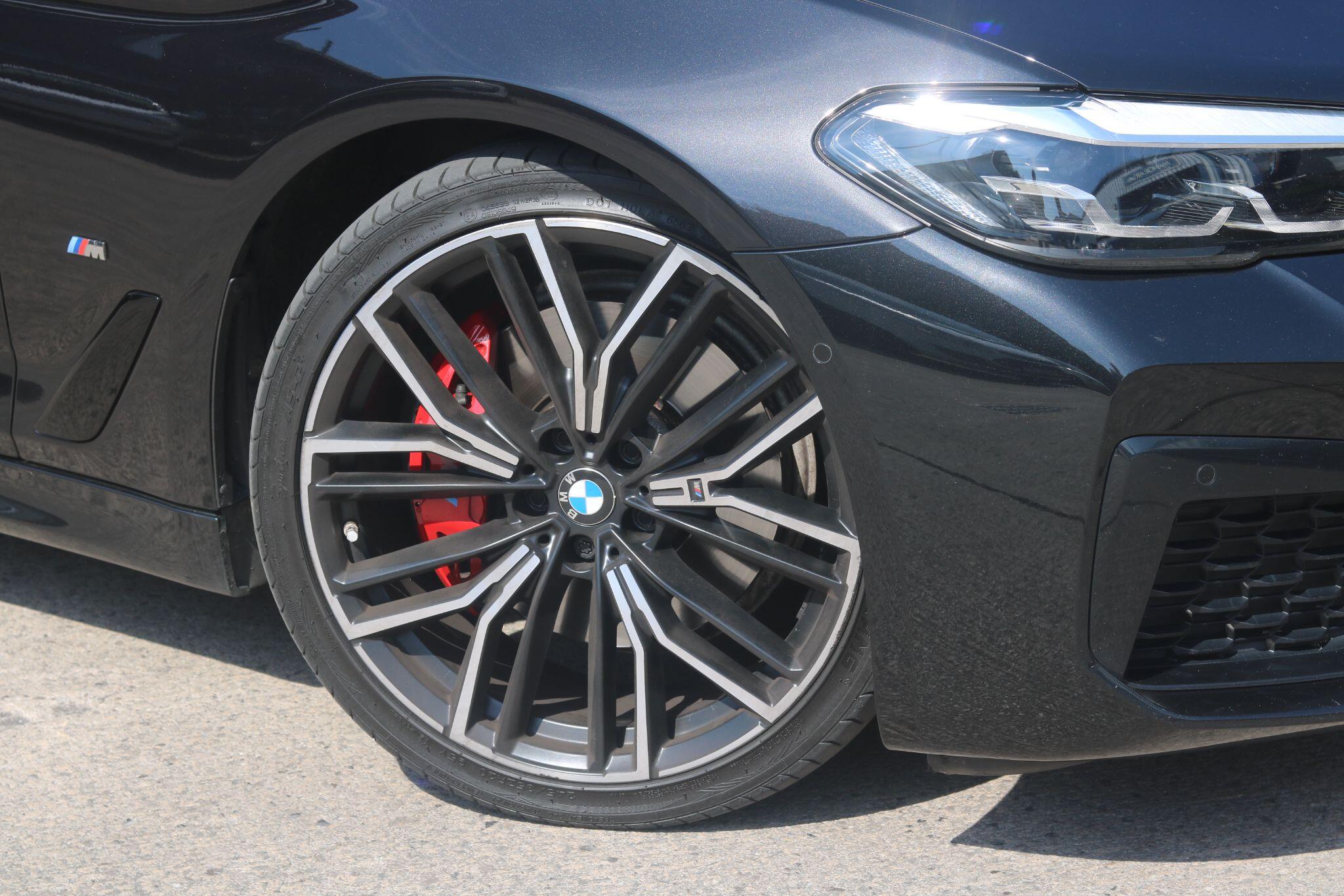 BMW 5 Series view 9