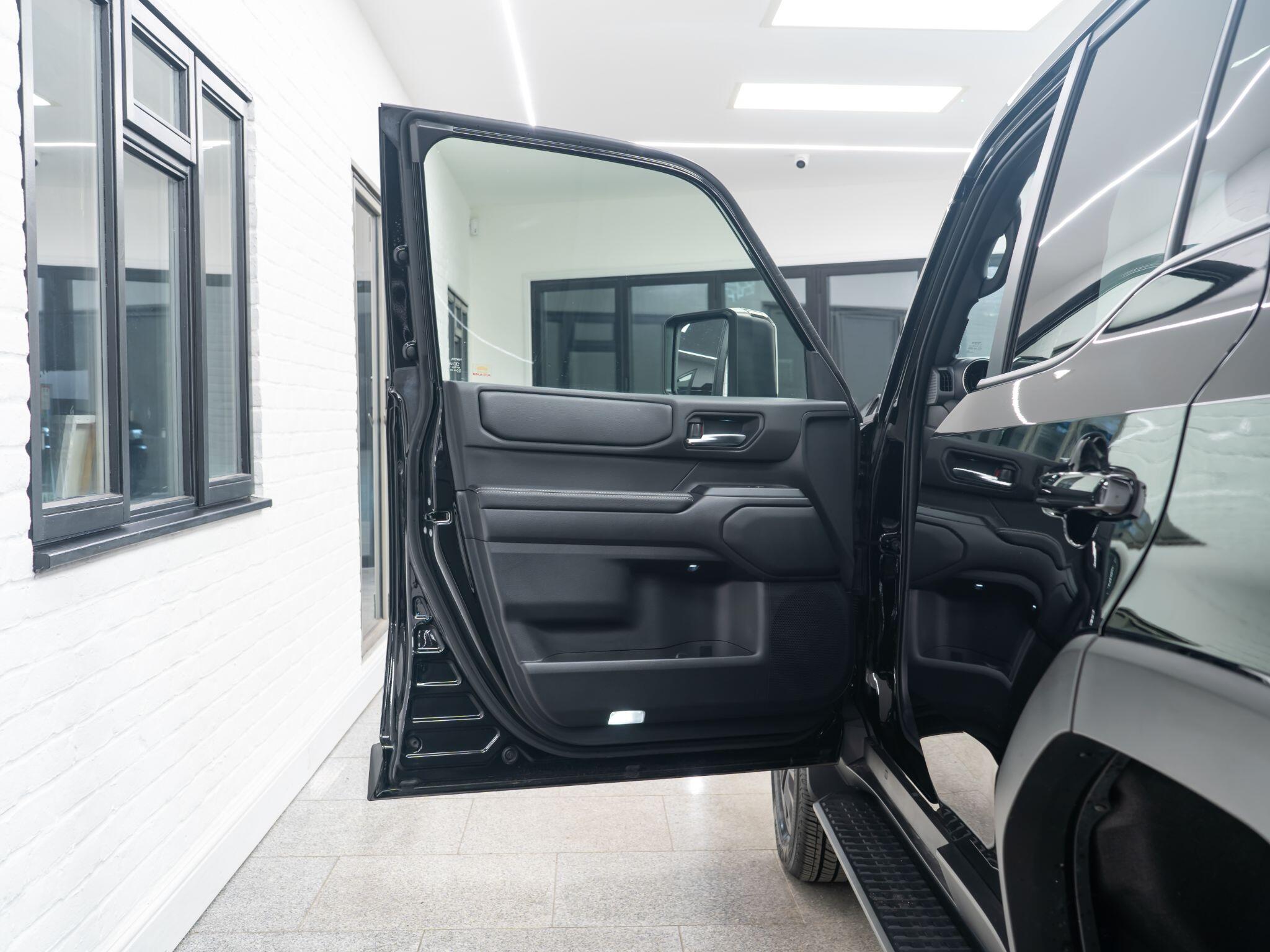 Toyota Land Cruiser view 30