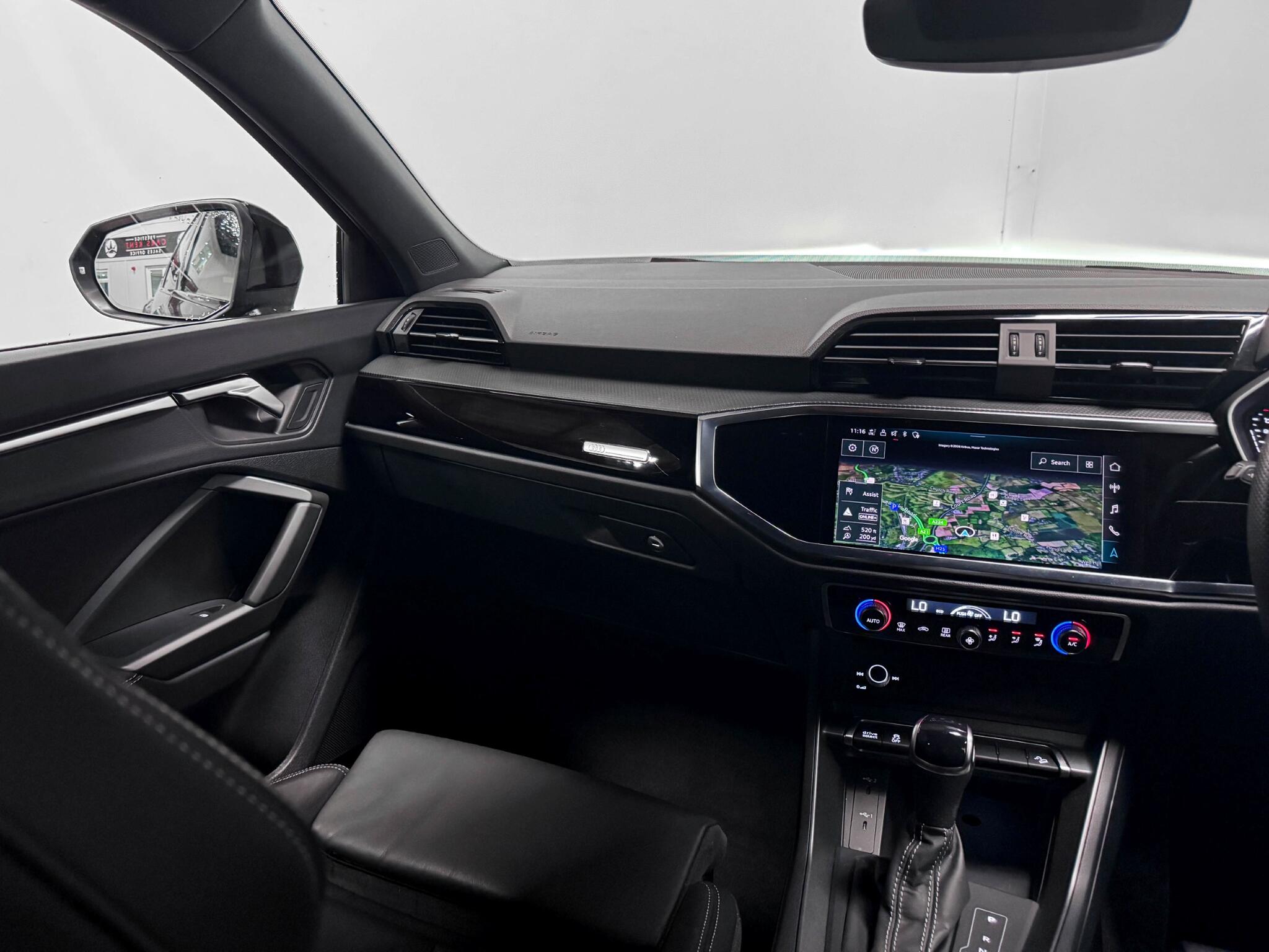 Audi Q3 view 14