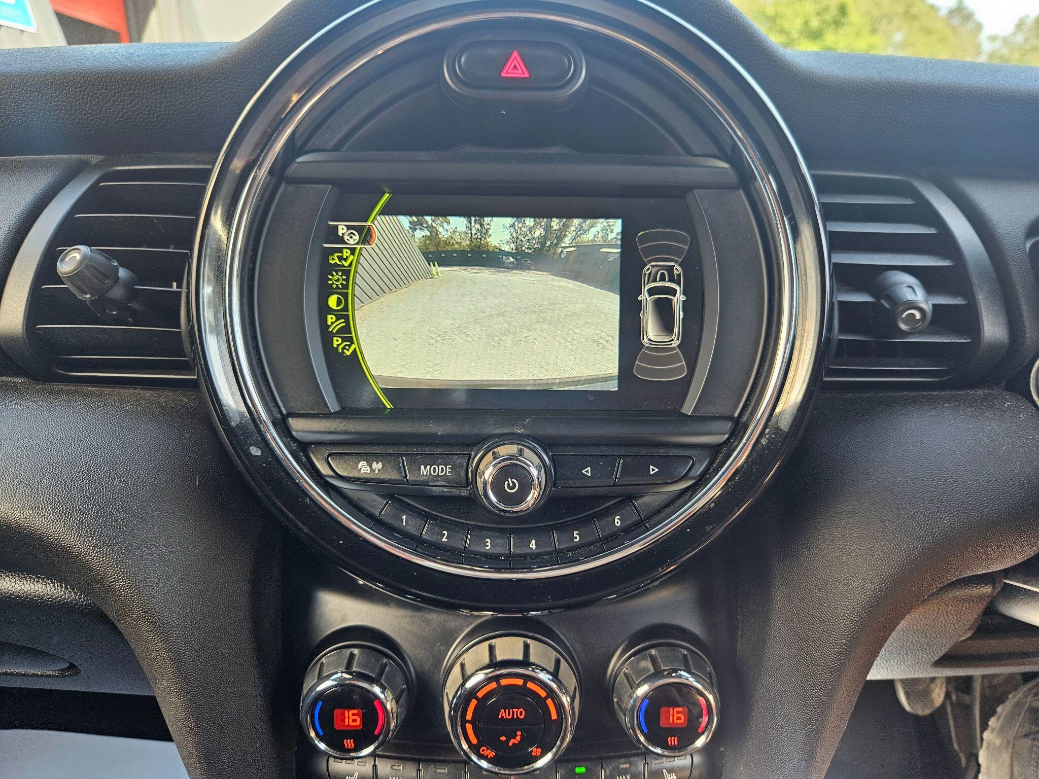 2018 MINI Hatch image 26