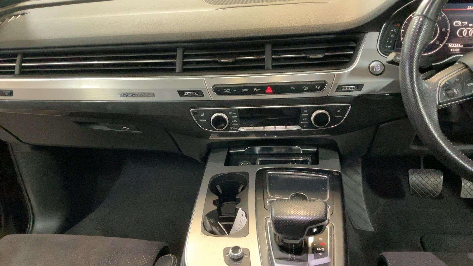 Audi Q7 view 6