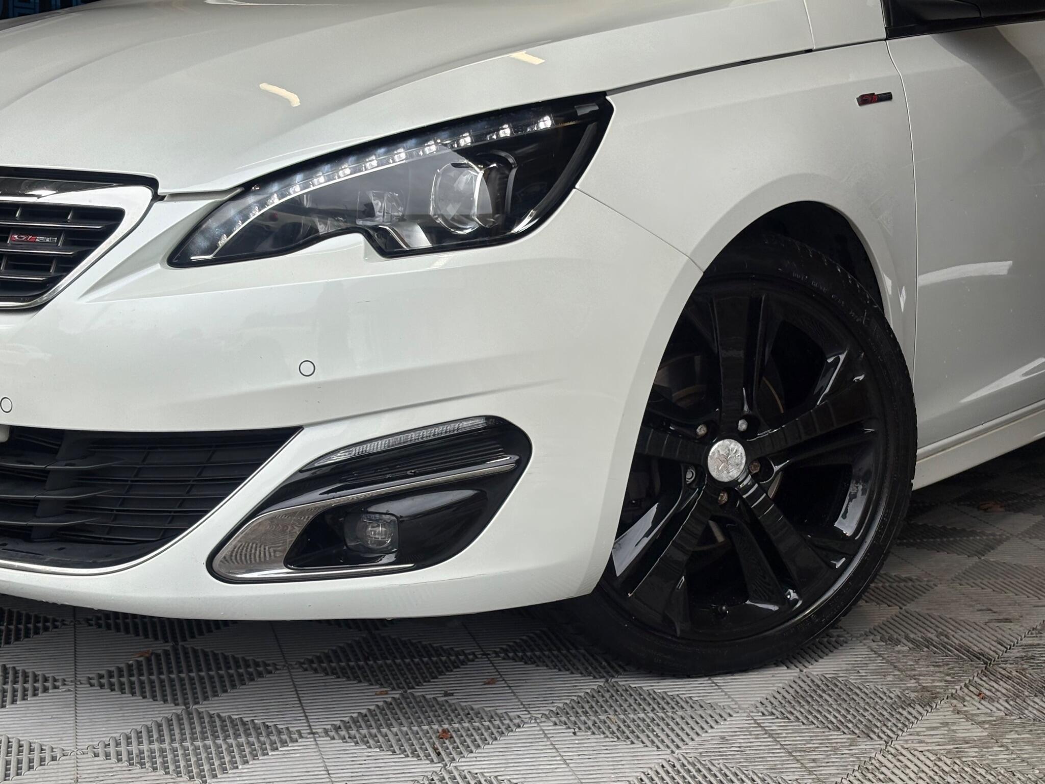 Peugeot 308 view 6