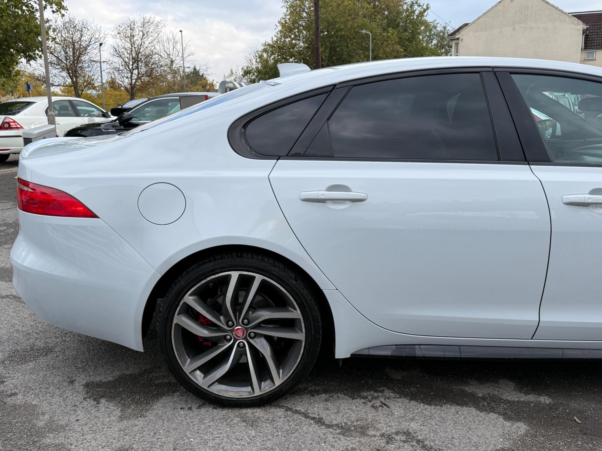 Jaguar XF - Image 19