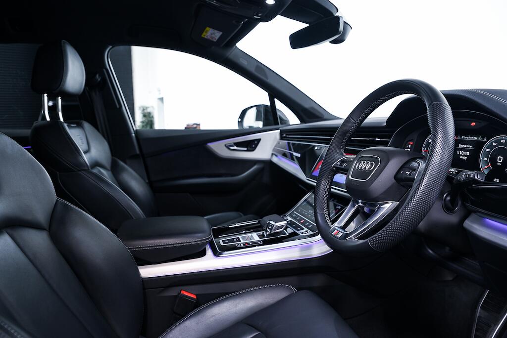 Audi Q7 view 10