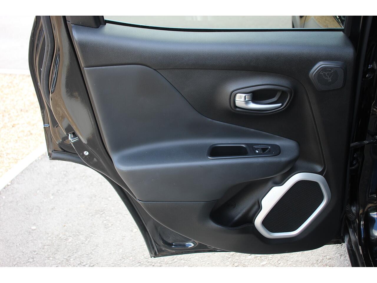 Jeep Renegade view 32
