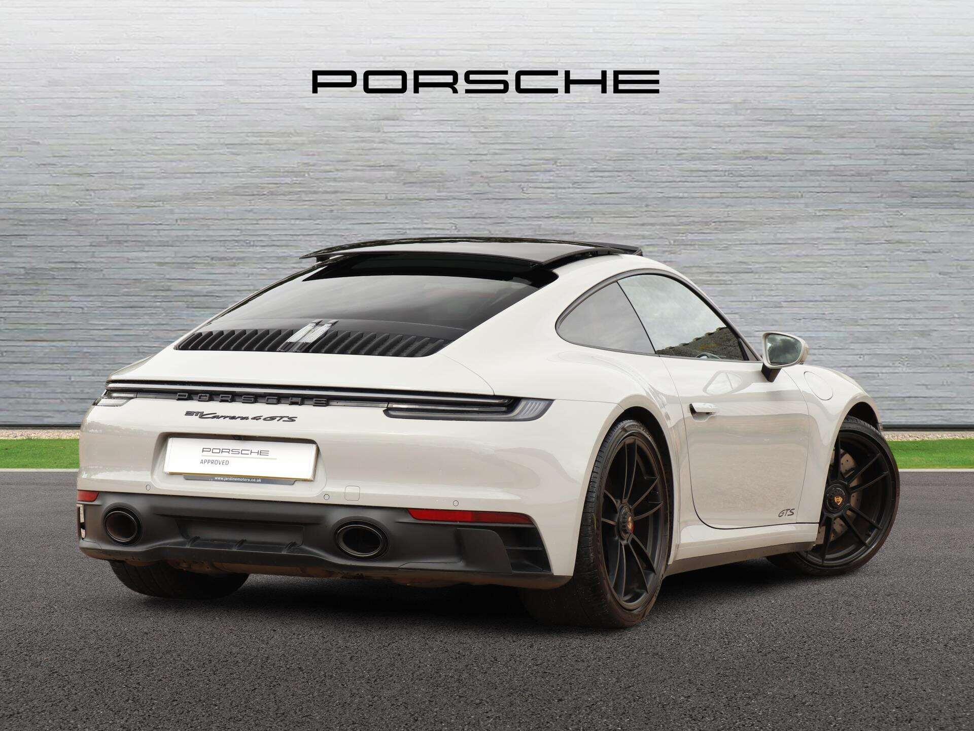Porsche 911 view 3
