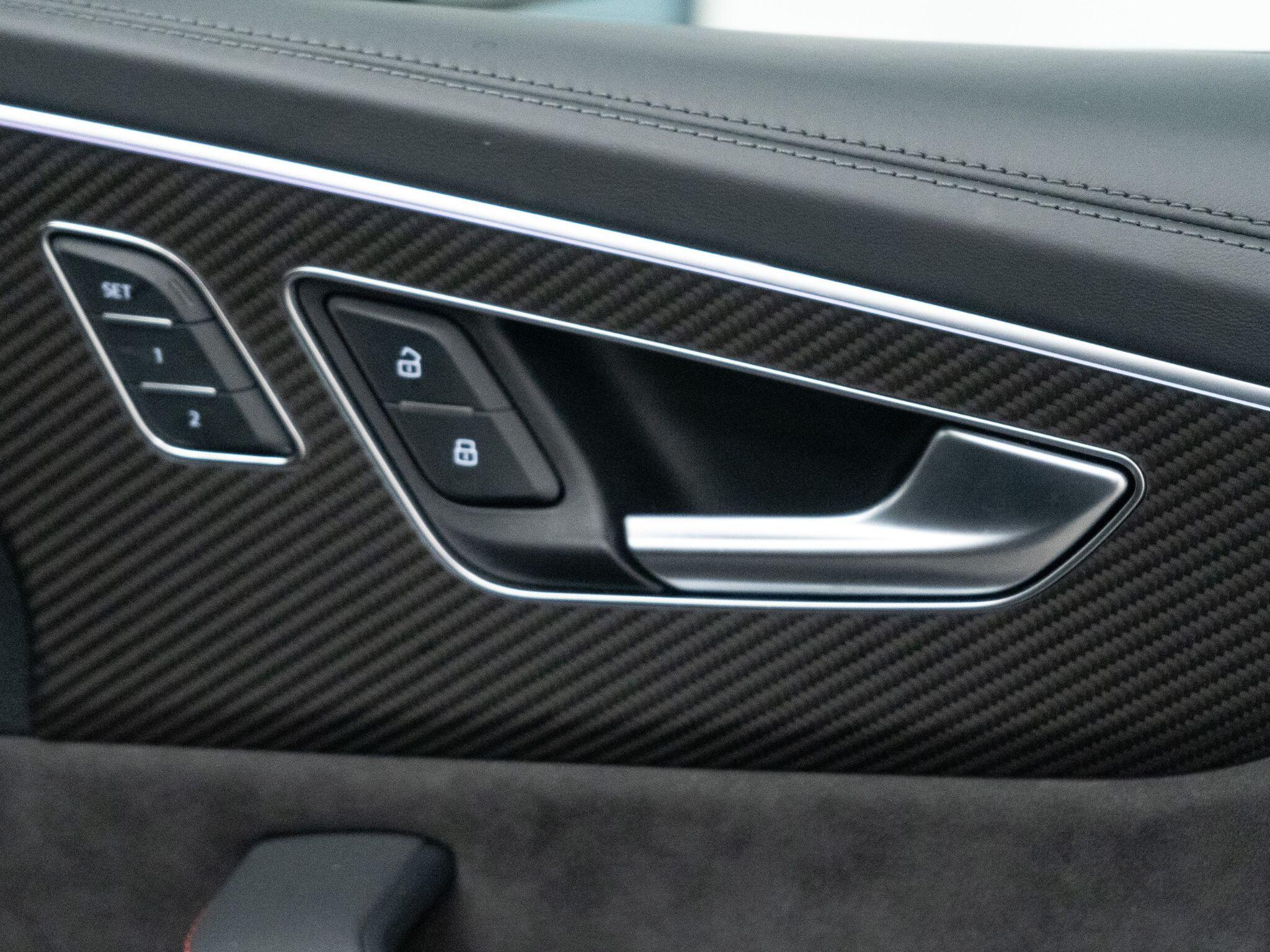 Audi RS Q8 view 11