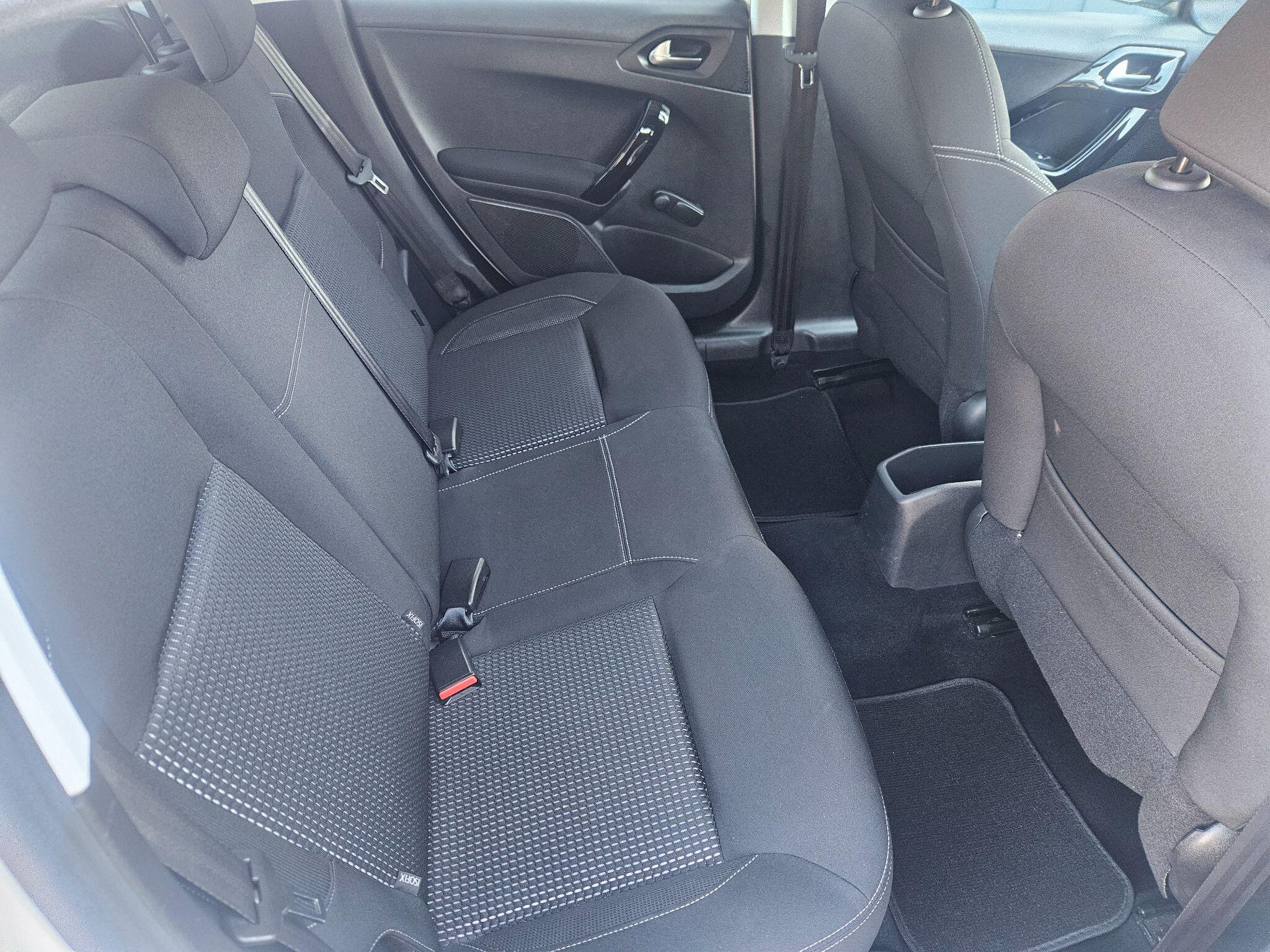 2017 Peugeot 208 image 32
