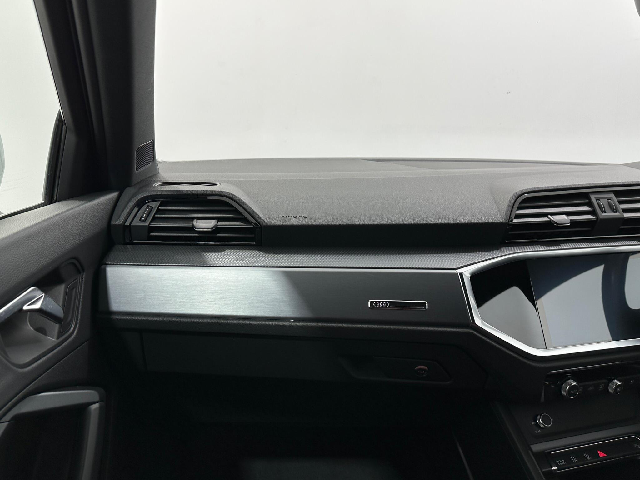 Audi Q3 view 28