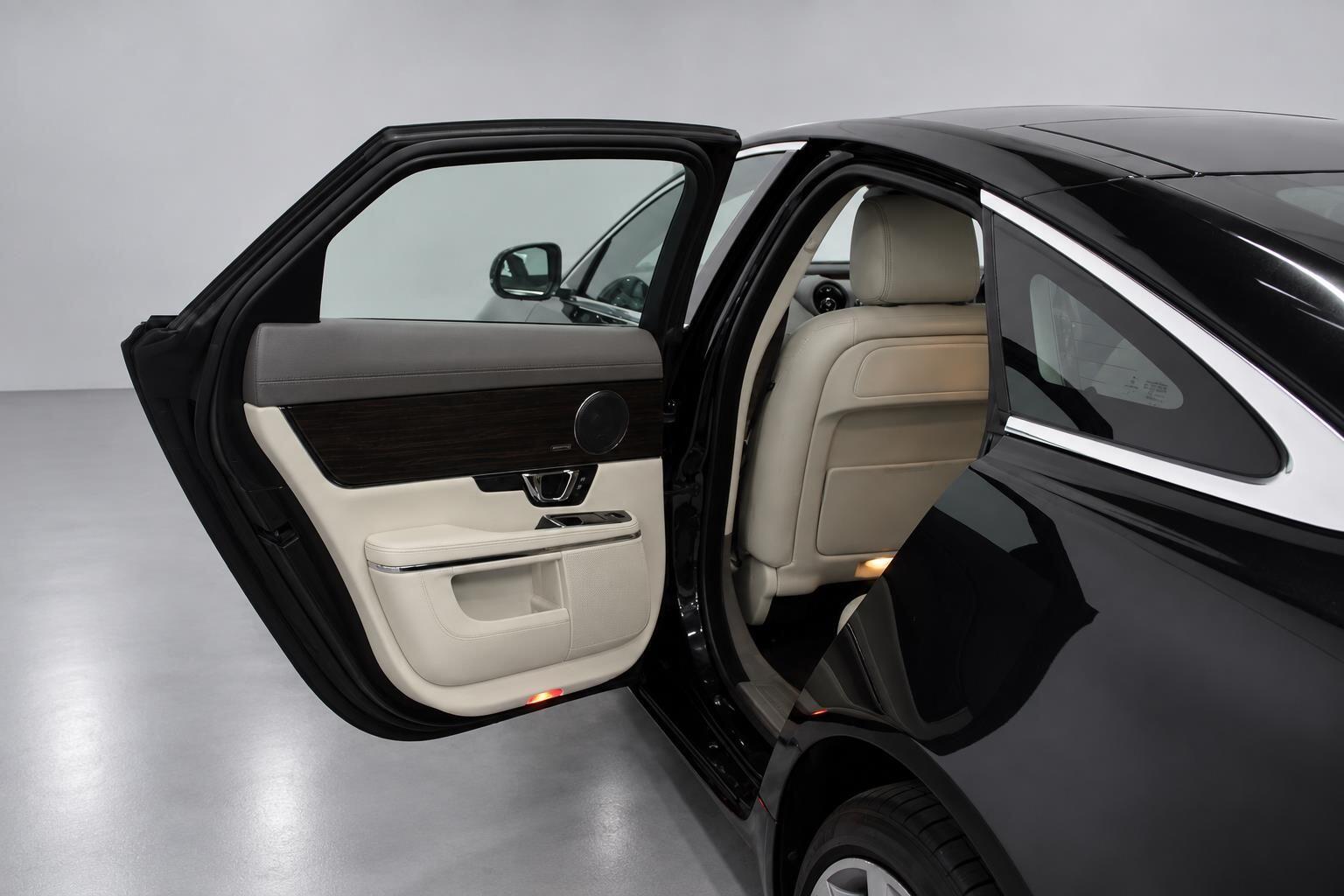 Jaguar XJ view 30