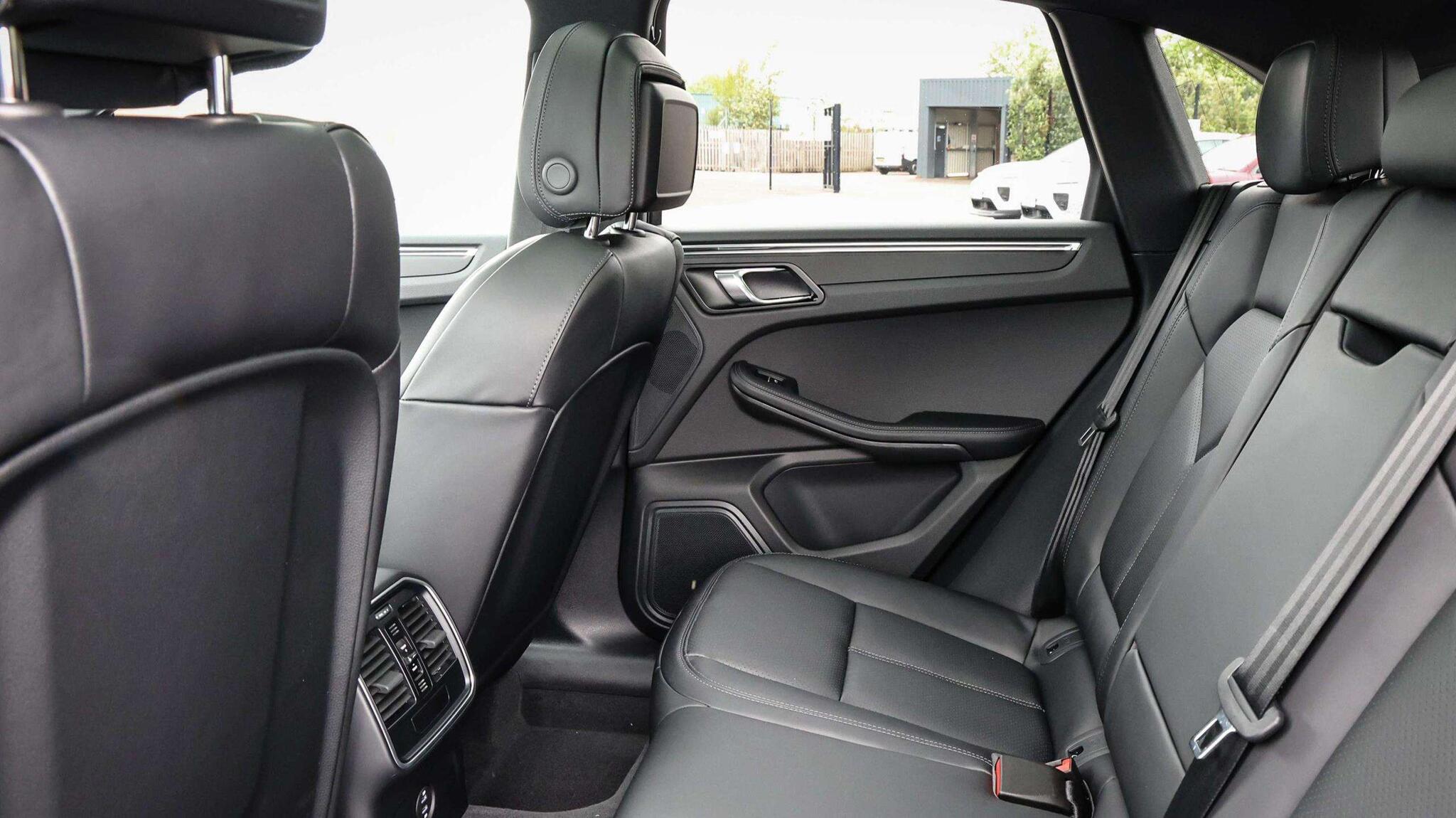 Porsche Macan view 15
