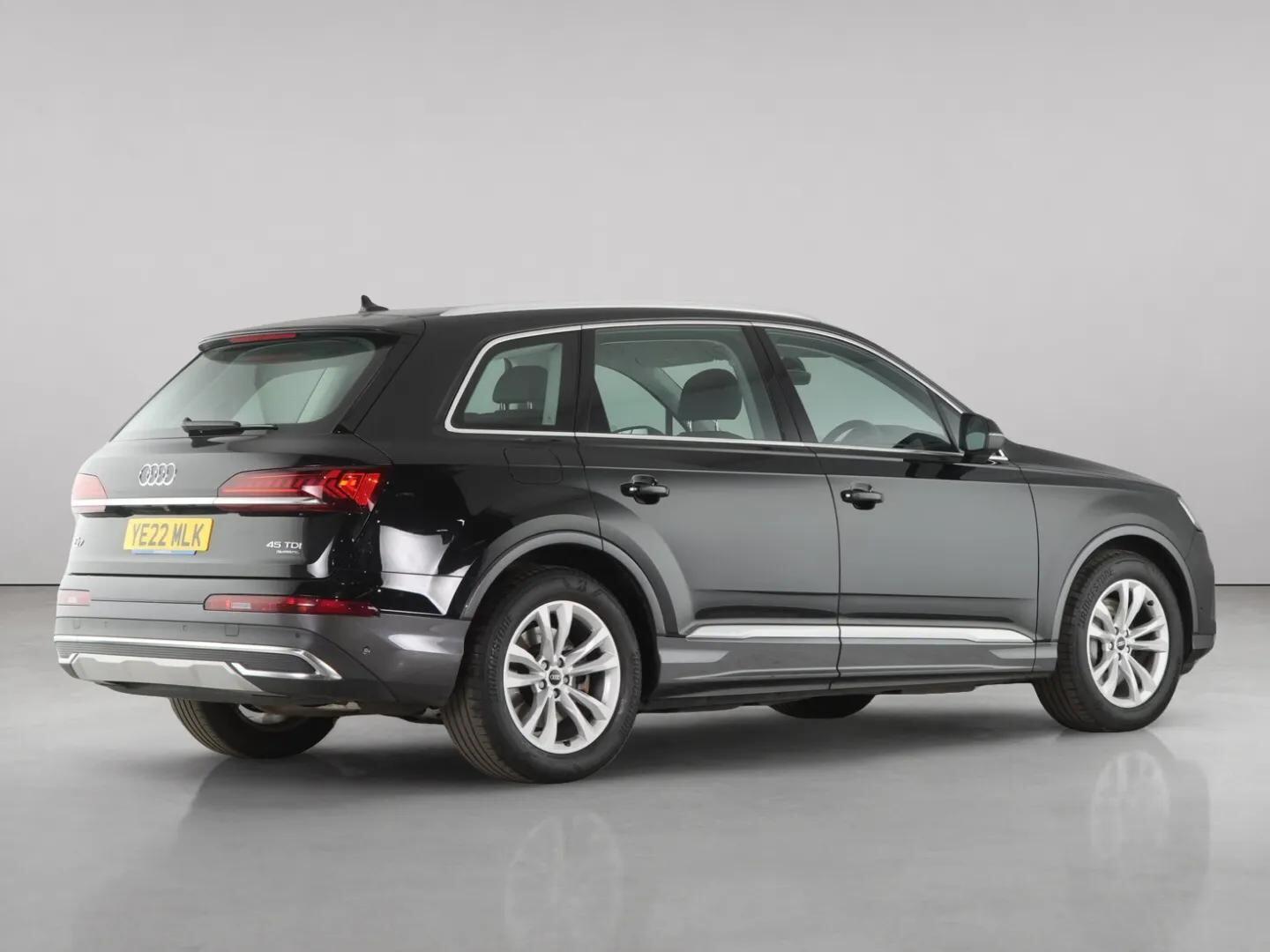 Audi Q7 view 12