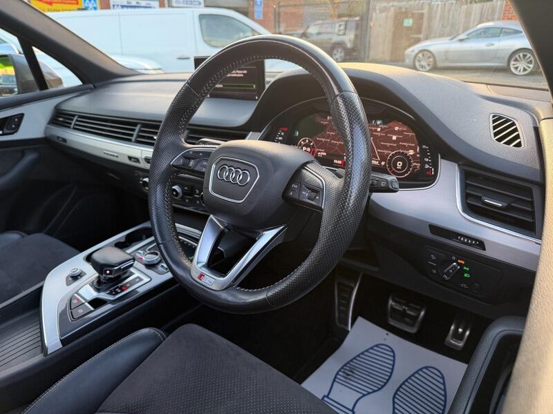 Audi Q7 view 44