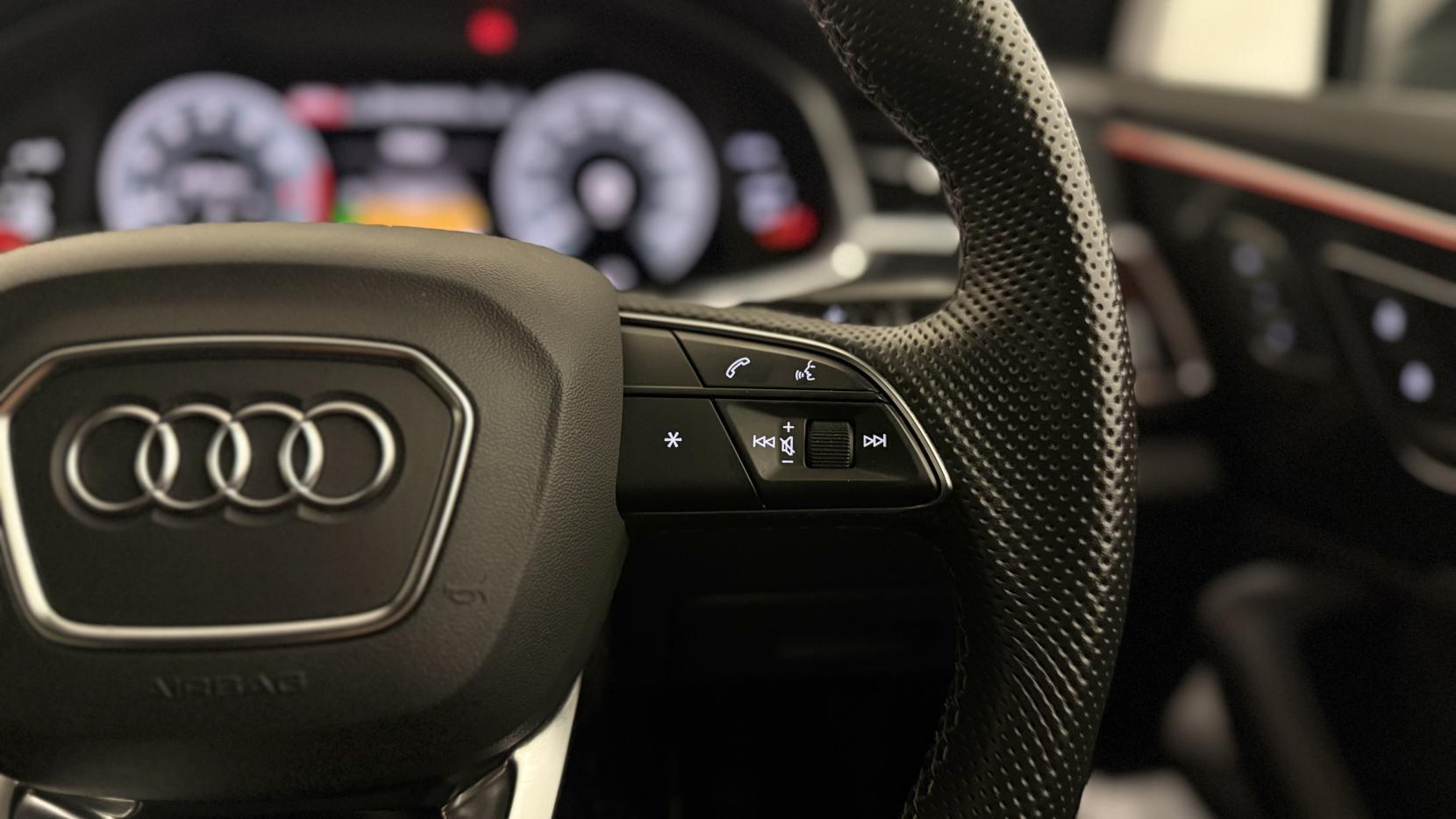 Audi Q7 view 14